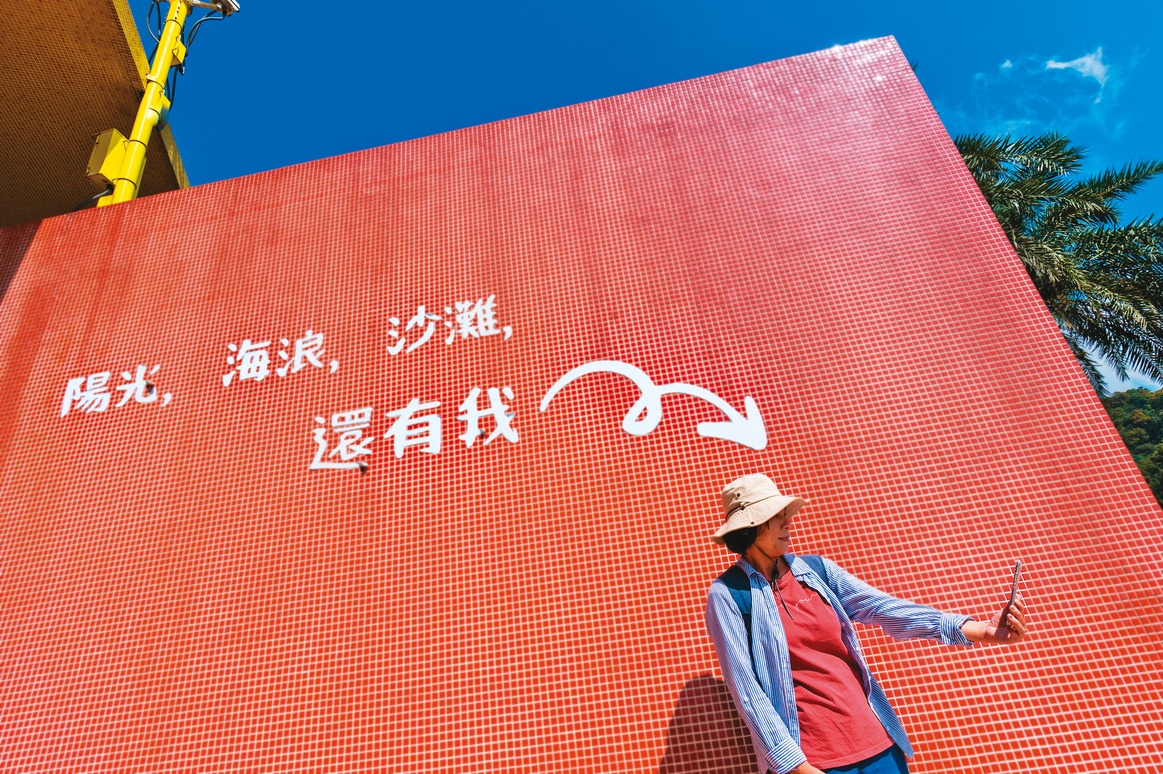 「九號咖啡」外頭紅色的馬賽克牆面成了有趣的拍照牆。