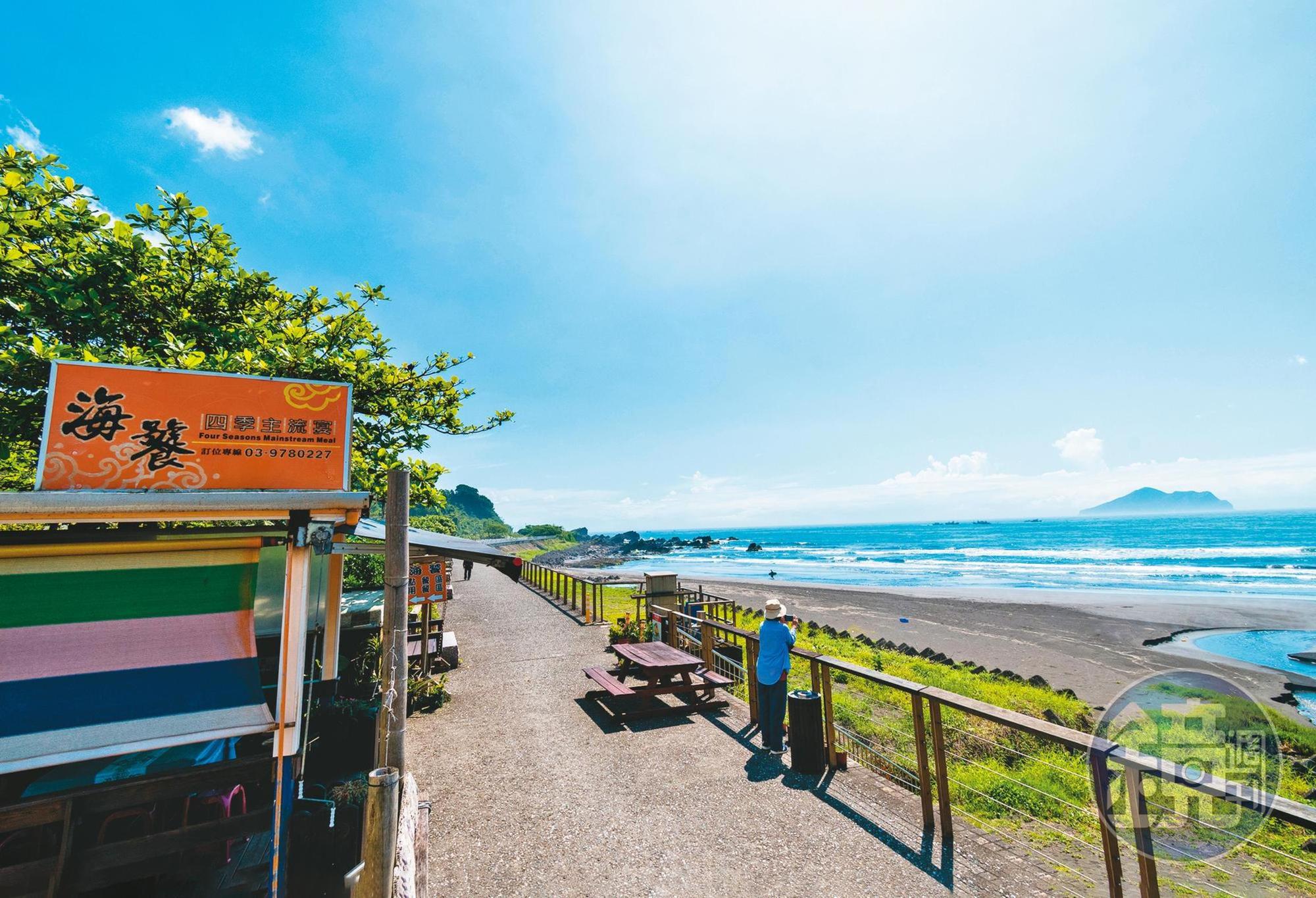位在海堤旁的「海饕四季主流宴」,可遠觀龜山島。