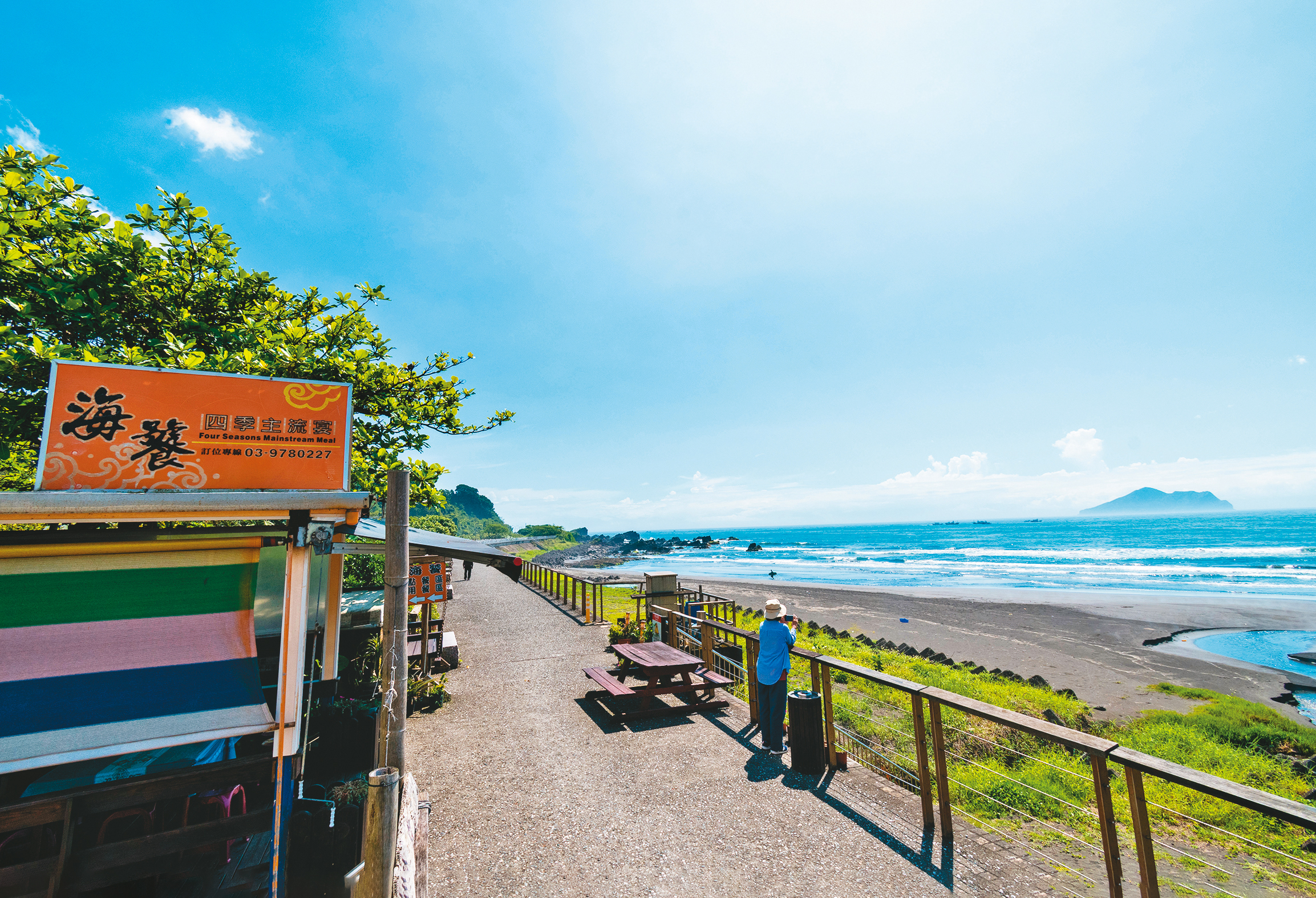 位在海堤旁的「海饕四季主流宴」，可遠觀龜山島。