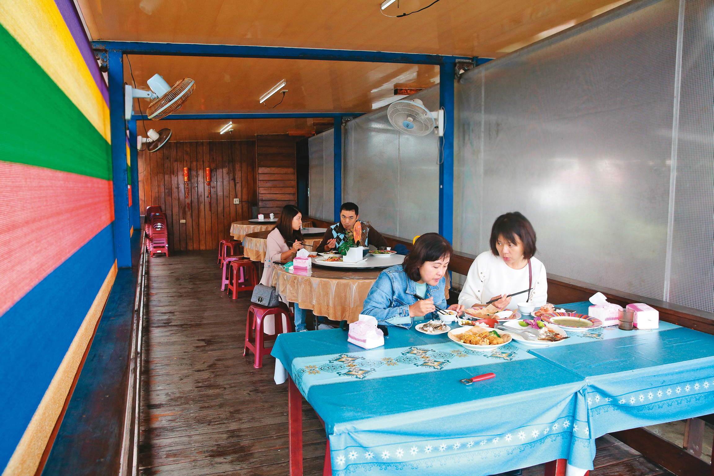 半開放式用餐空間有電風扇帶來涼意，最大賣點在於可邊用餐邊賞無敵海景。
