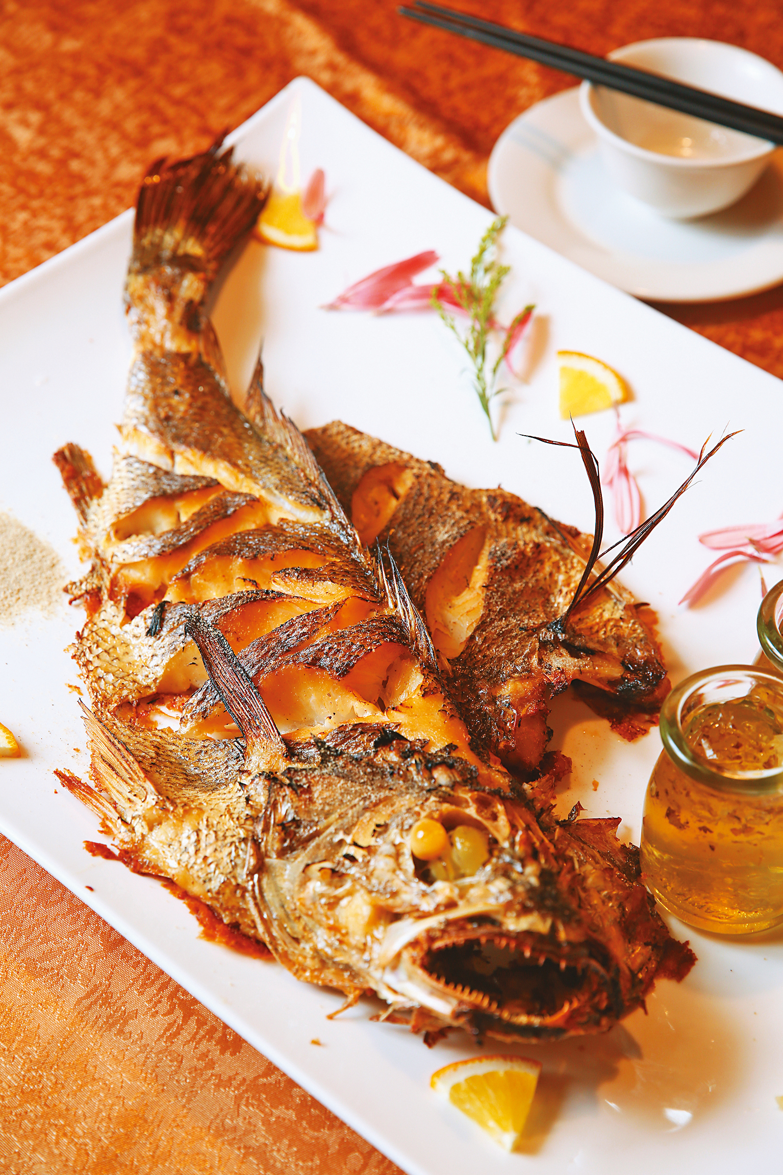 當日新鮮魚獲「烤本地黑喉」，肉質豐厚，鮮美好吃。（10人份套餐菜色、800元／人）