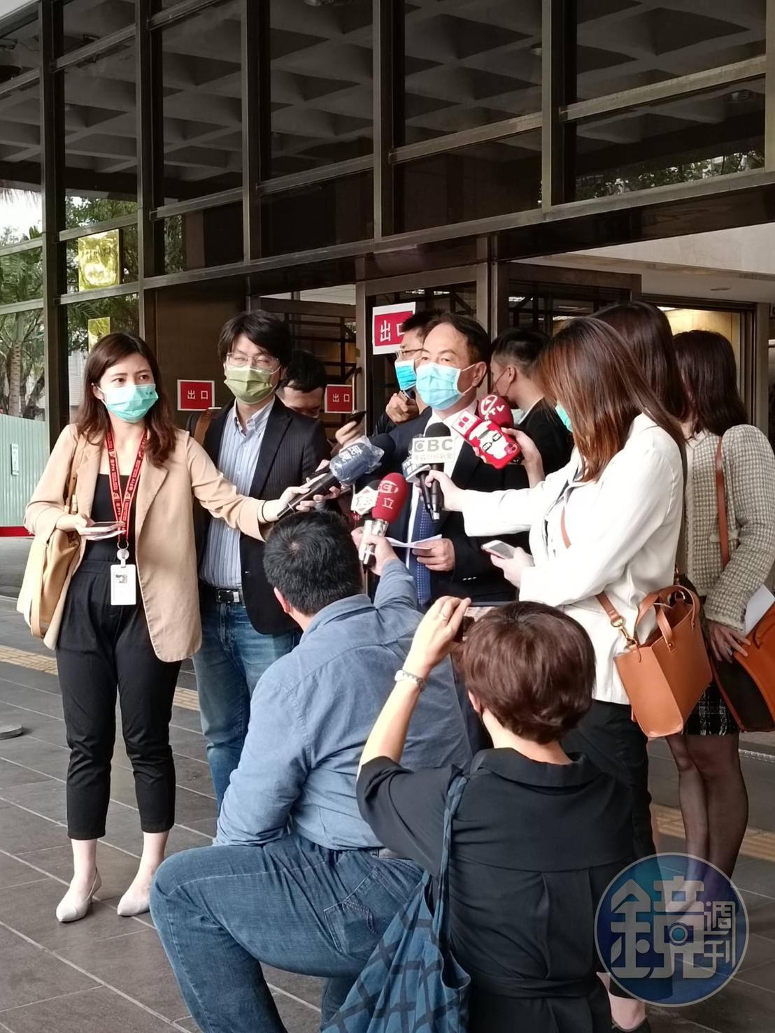 金寶電子總經理陳威昌說,公司經營團隊在這段期間遭受很多不實抹黑,甚至是人身攻擊的侮蔑,提告不只是以訟止謗,更要維護股東和員工的合法權益。