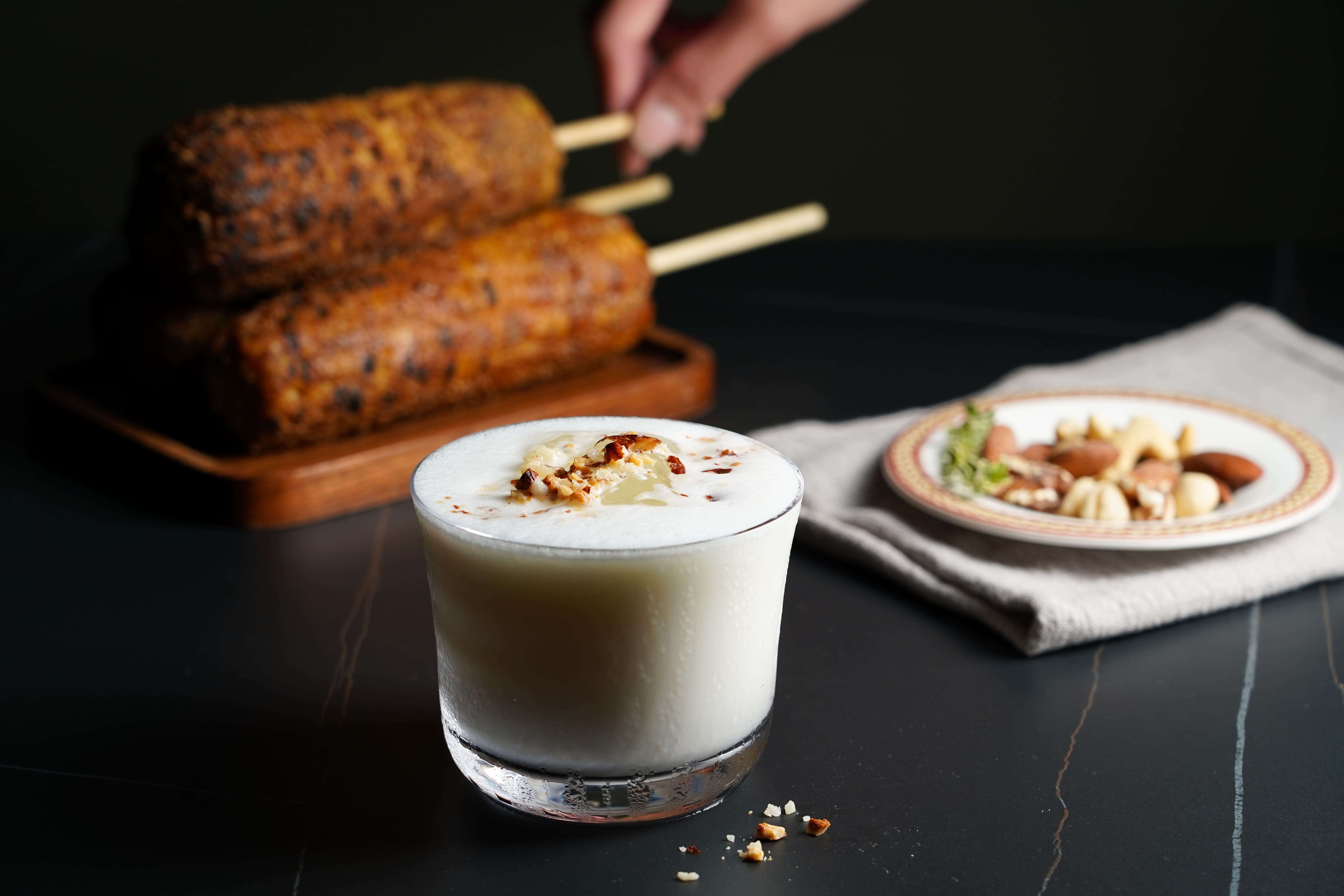 烤玉米配調酒很台很搭，臨時起意也可以透過外送加碼其他台南小吃。