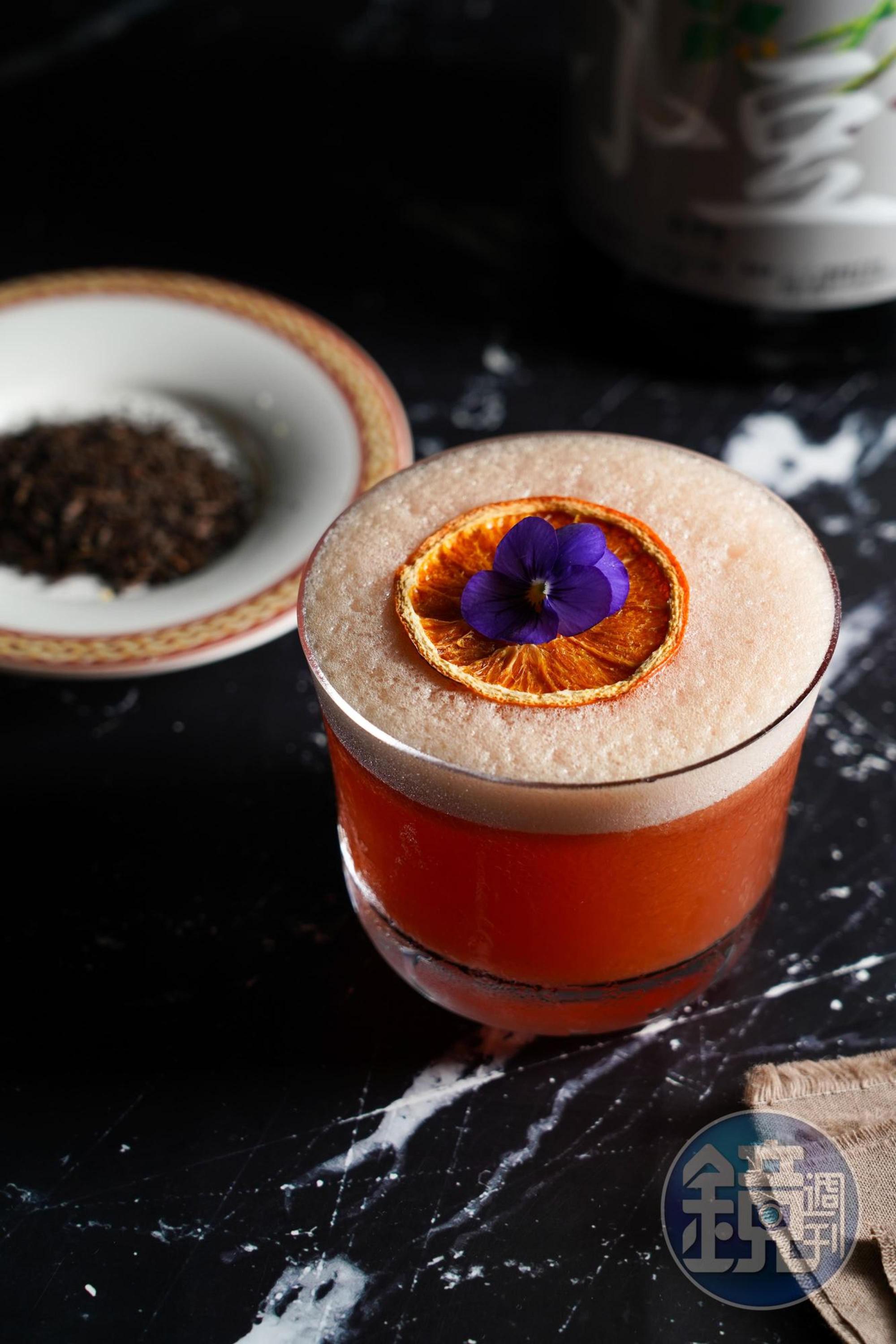 「少男相思病」用紅豆利口酒與鳳梨,俏皮帶出了酸甜初戀感。(350元/杯)