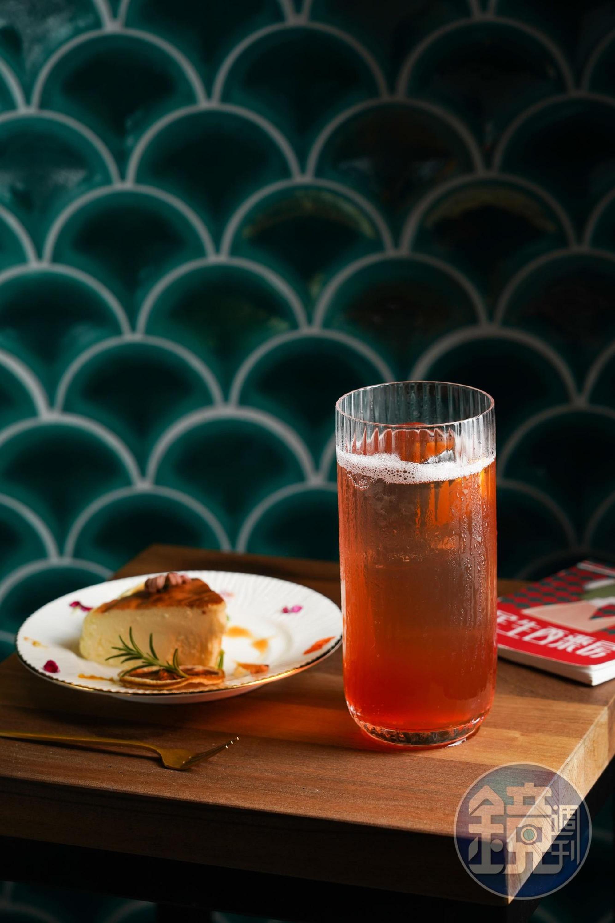 想要經典調酒也OK,來杯「Sloe Gin Fizz」(右,350元/杯)搭濕潤綿密的「巴斯克」(左,170元/份)剛剛好。