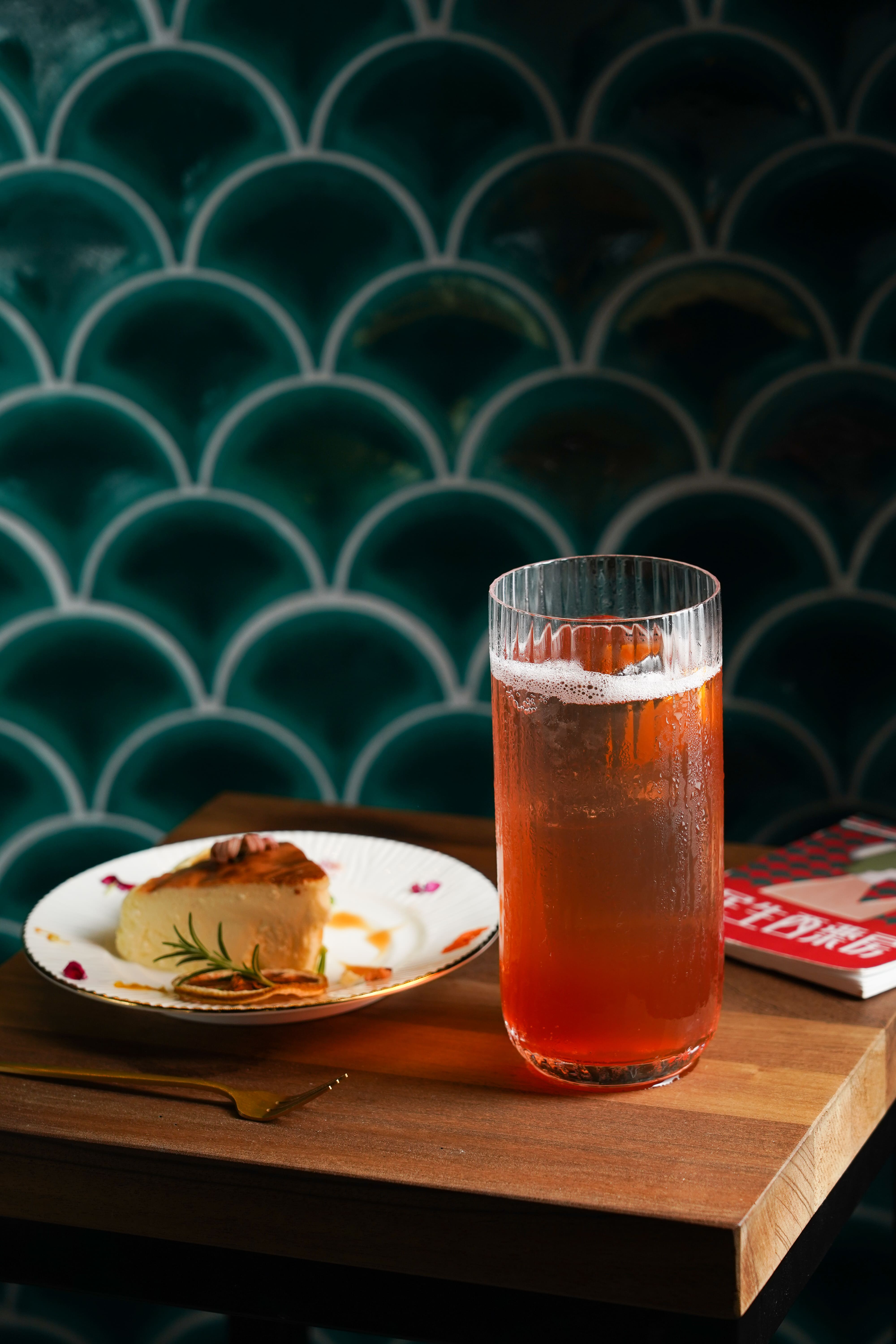 想要經典調酒也OK，來杯「Sloe Gin Fizz」（右，350元／杯）搭濕潤綿密的「巴斯克」（左，170元／份）剛剛好。