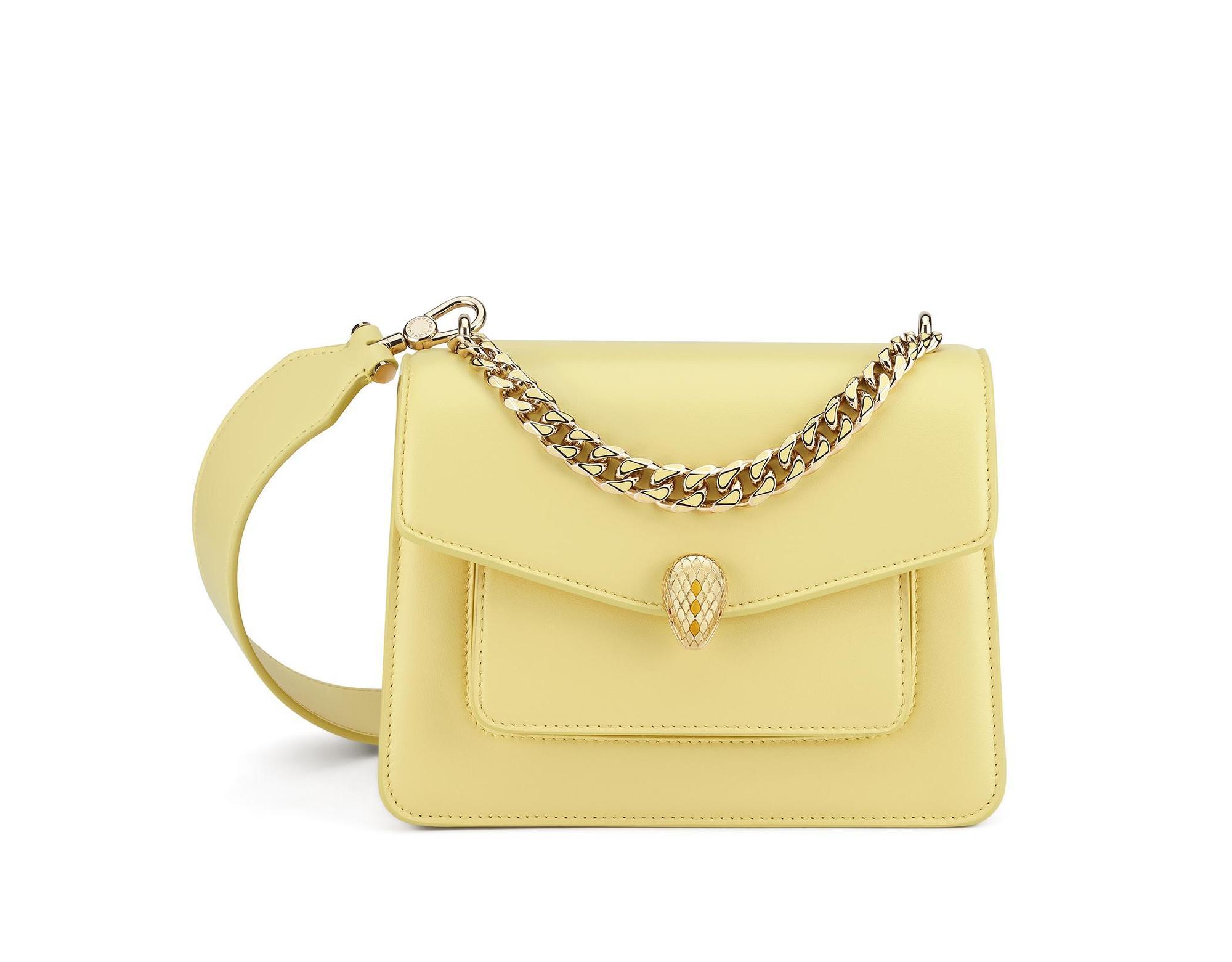 .BVLGARI Serpenti Forever Maxi Chain陽光黃水晶色小羊皮肩背包。NT$89,700(寶格麗提供)