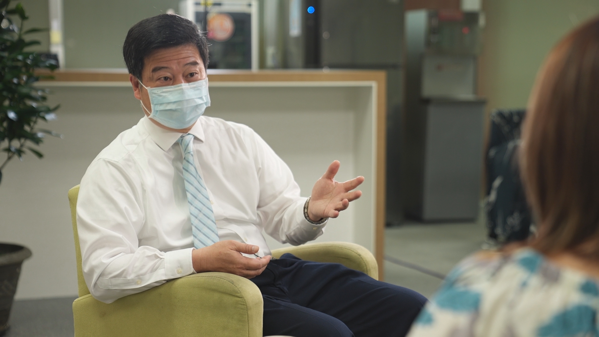 中研院生醫所所長郭沛恩院士對指揮中心現行政策提出建議。