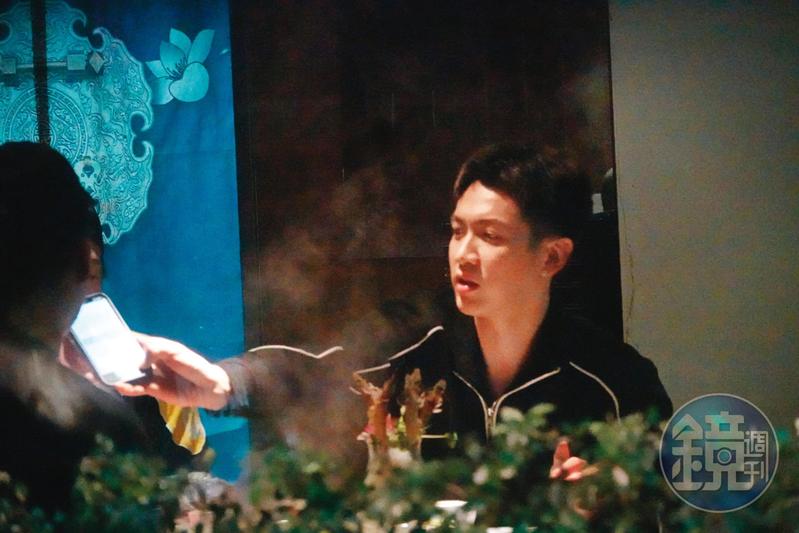 本刊2週前直擊柯震東與好友大飛等人嗑鍋,仍維持正常社交活動。