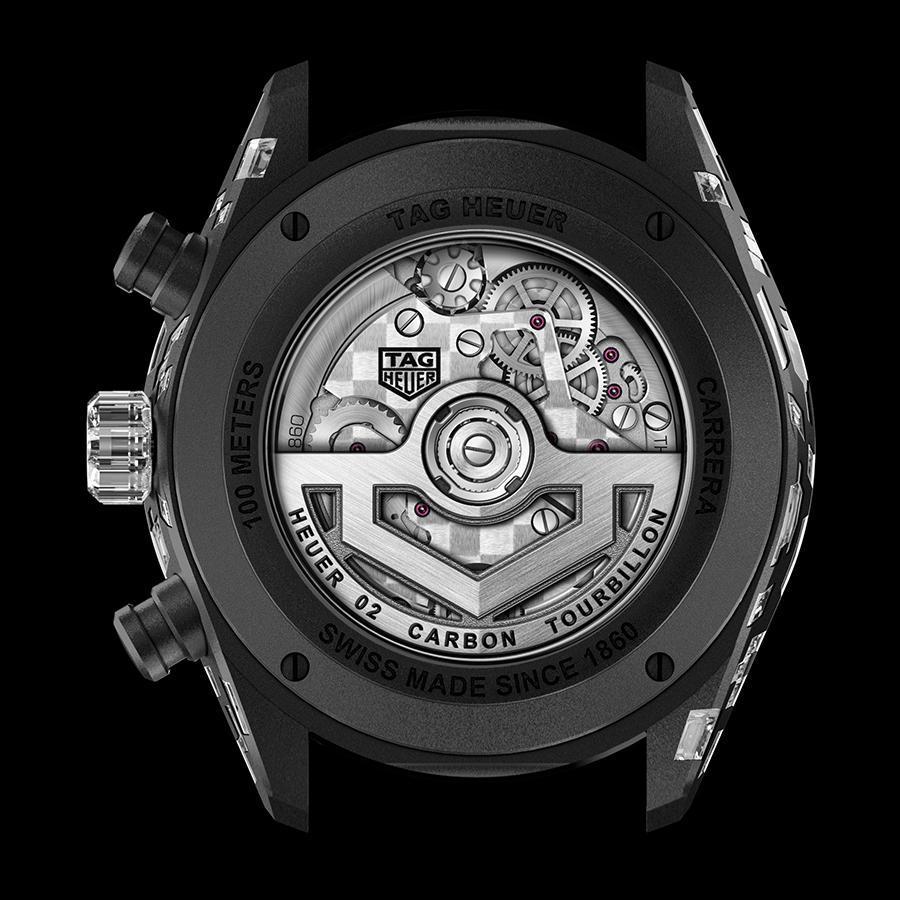 H02 Tourbillon Nanograph機芯除了抗磁、耐溫差的碳游絲是既有特色，還增加了手工打磨的比例，自動盤也特別用上了泰格豪雅的盾牌Logo，由裡到外都試圖展現高階運動錶的架勢。