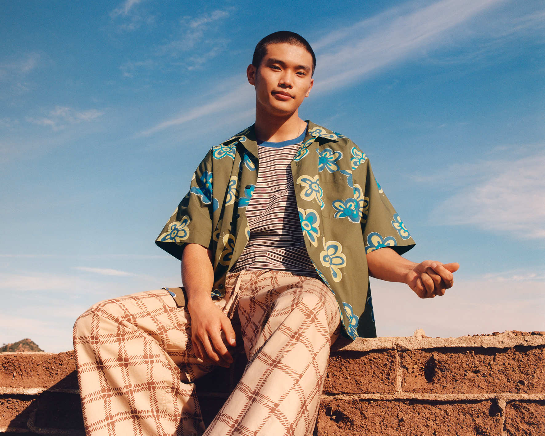 UNIQLO and MARNI寬版短袖開領襯衫。NT$990（優衣庫提供）