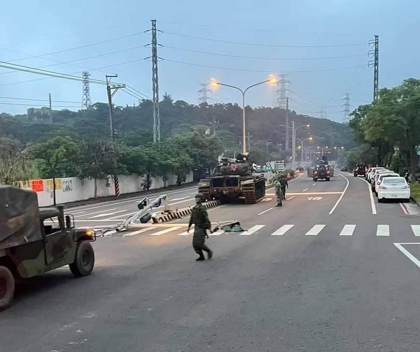 國軍坦克因人為操作失誤,不慎開上分隔島病撞斷電桿。