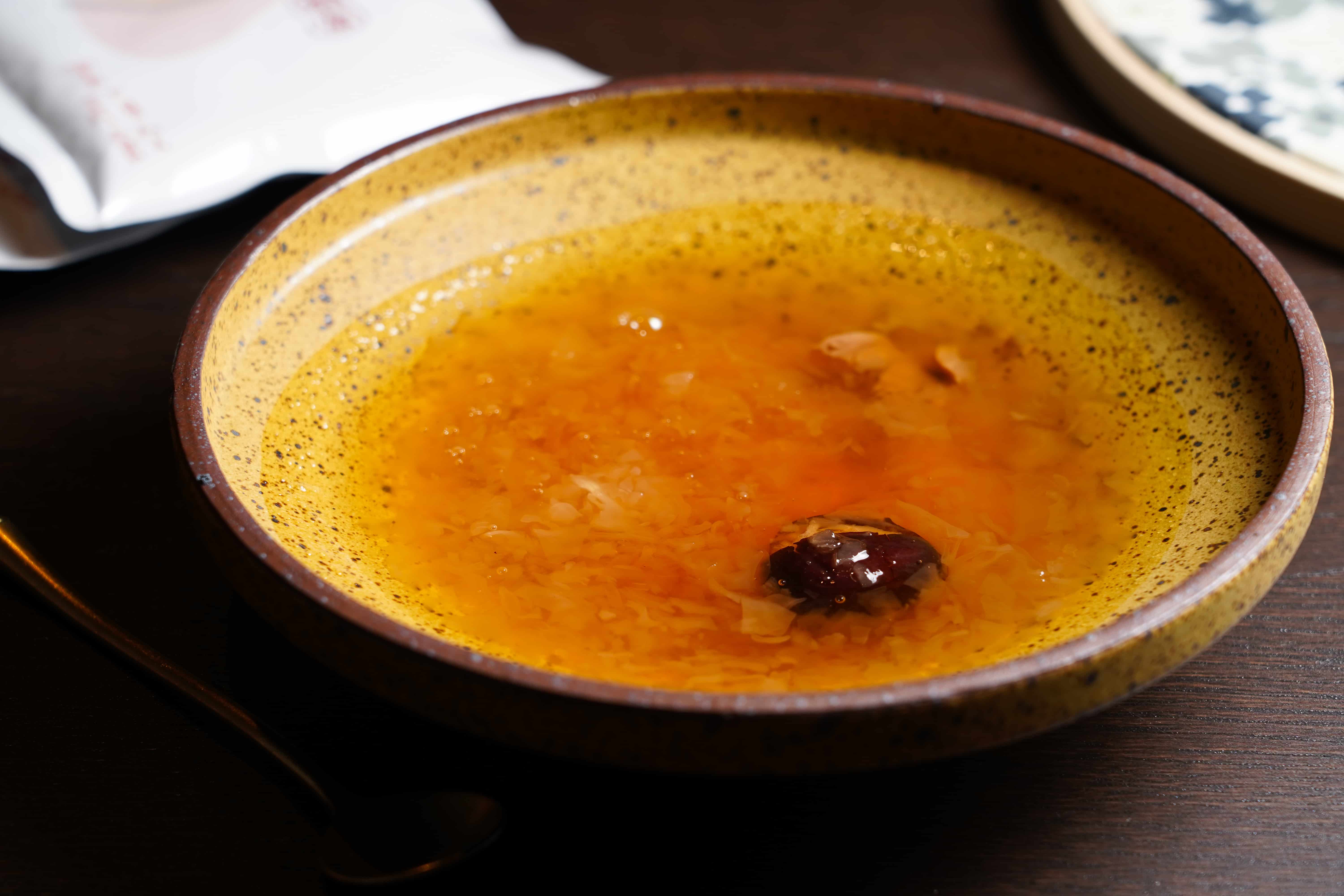 使用燕窩、海燕窩、陸燕窩搭配紅棗、冰糖等食材的「燕窩美顏飲」清甜不膩口。（180元／份）