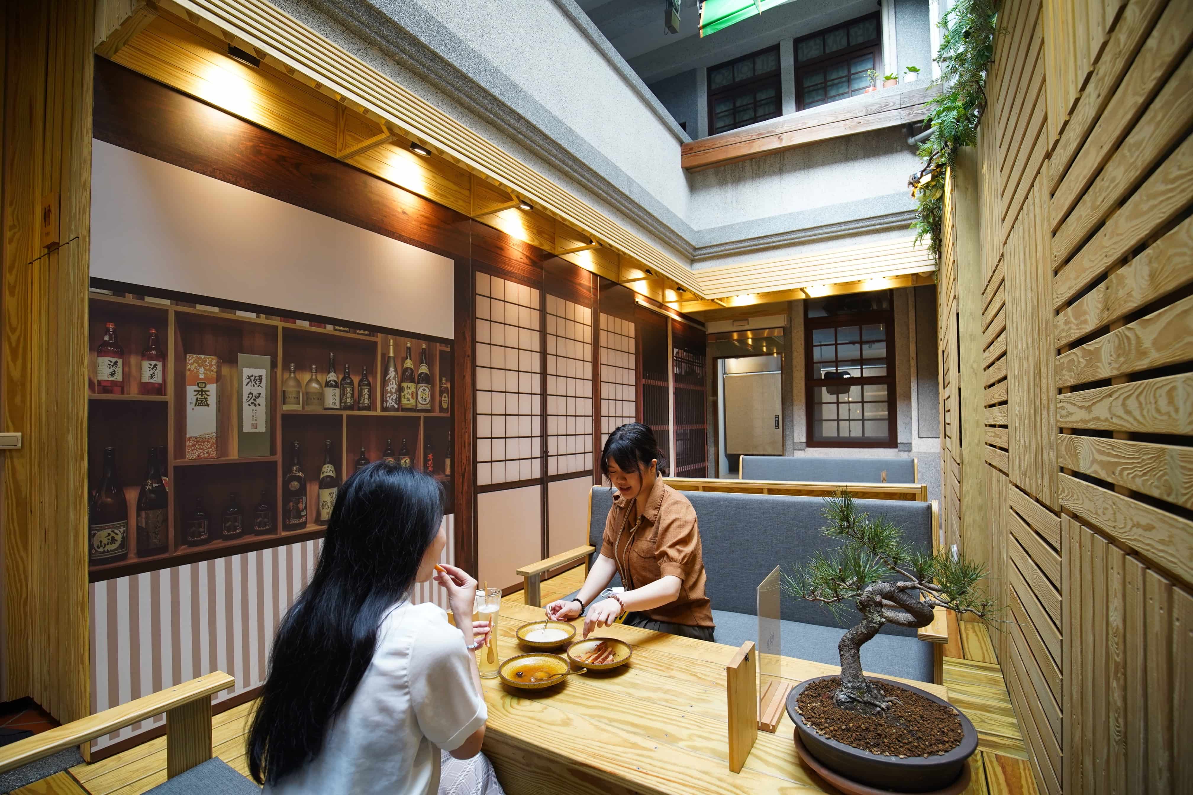 誰說只有咖啡廳、酒吧能談天說地，年貨街的文青養生空間也是種選擇。