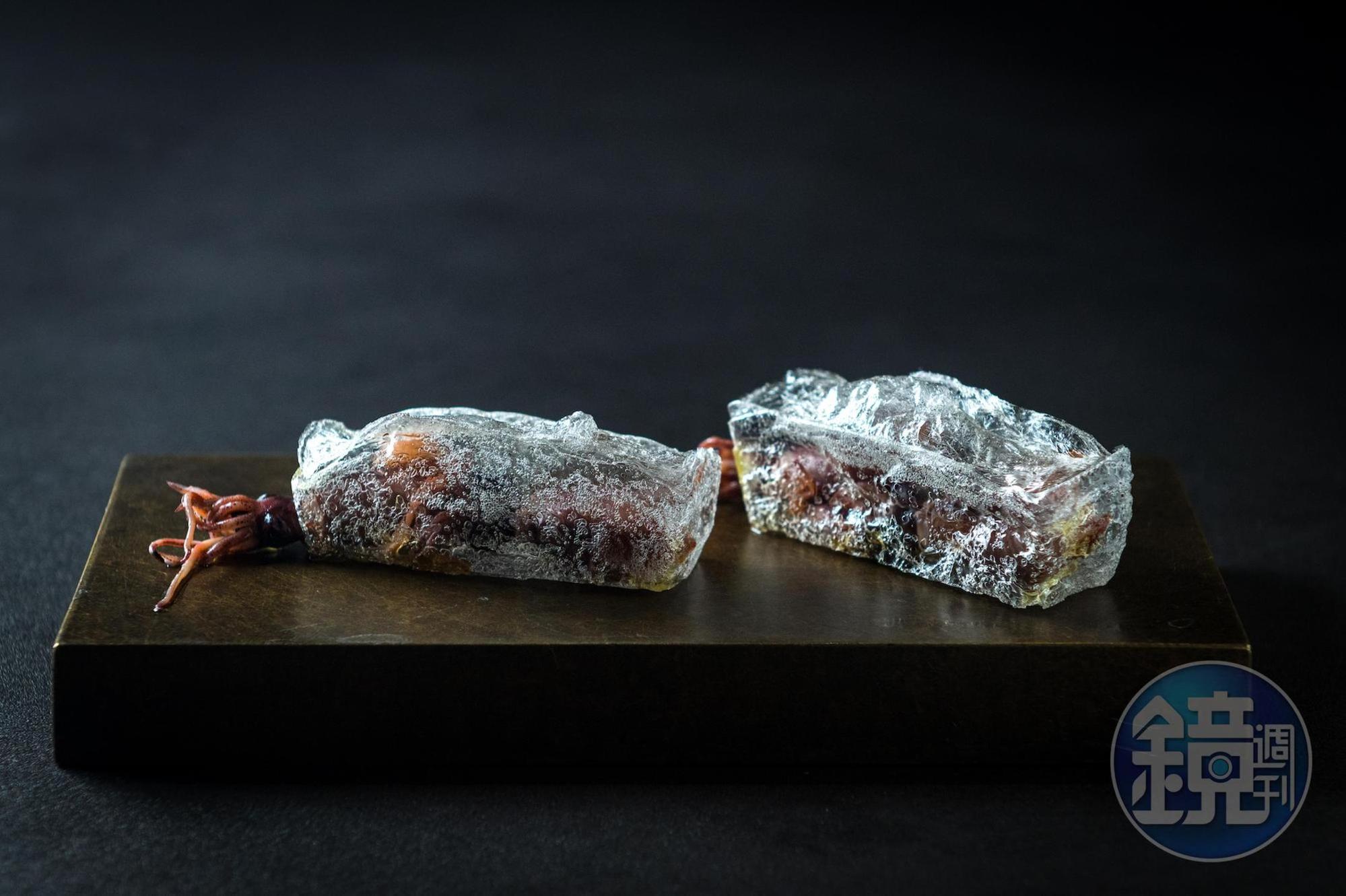 酥脆的透明麵包塞進醋漬香料瑩烏賊，隨季節更換的「開胃小點」展現出MAD不落俗套的創意。