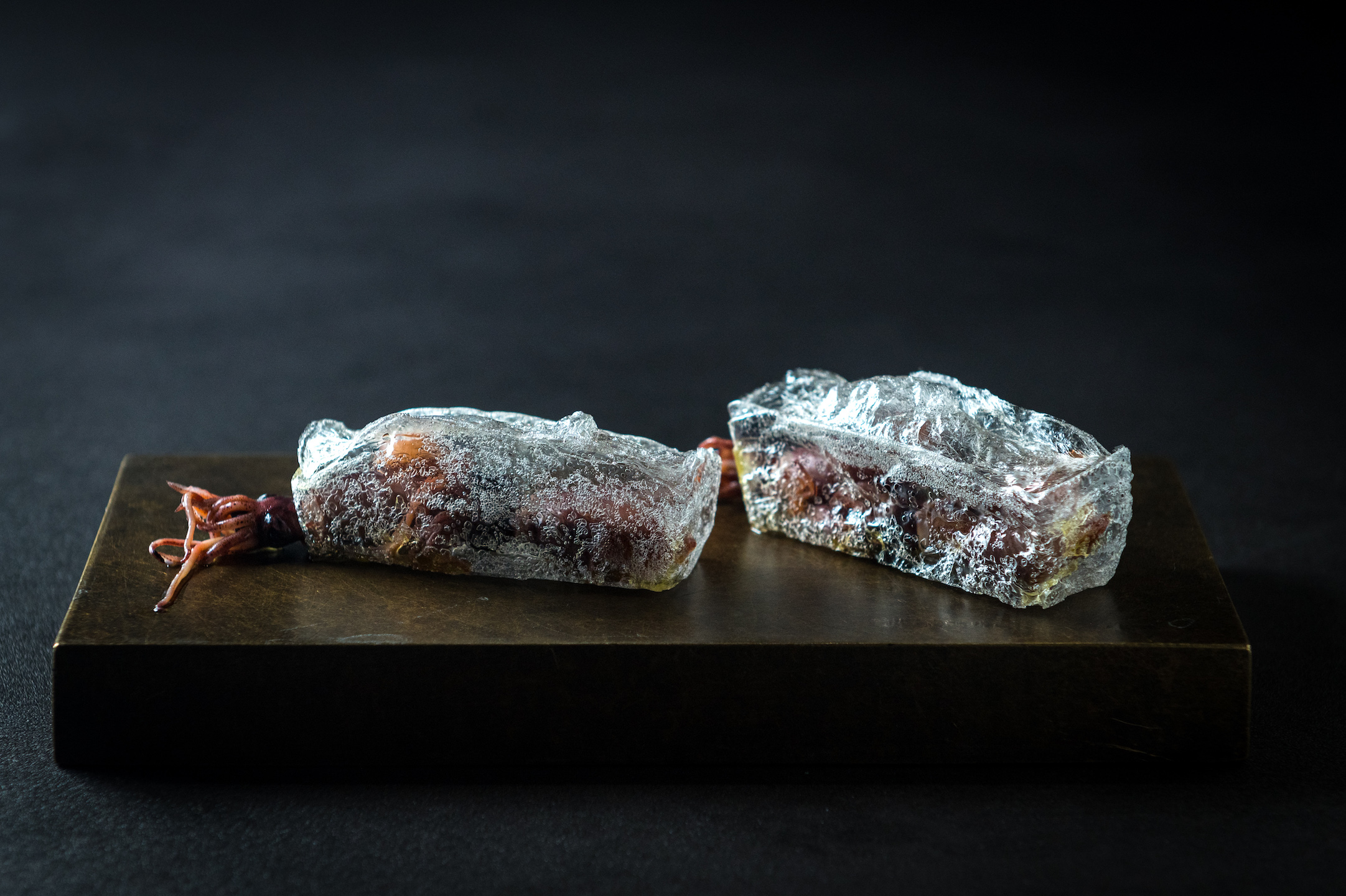 酥脆的透明麵包塞進醋漬香料瑩烏賊，隨季節更換的「開胃小點」展現出MAD不落俗套的創意。