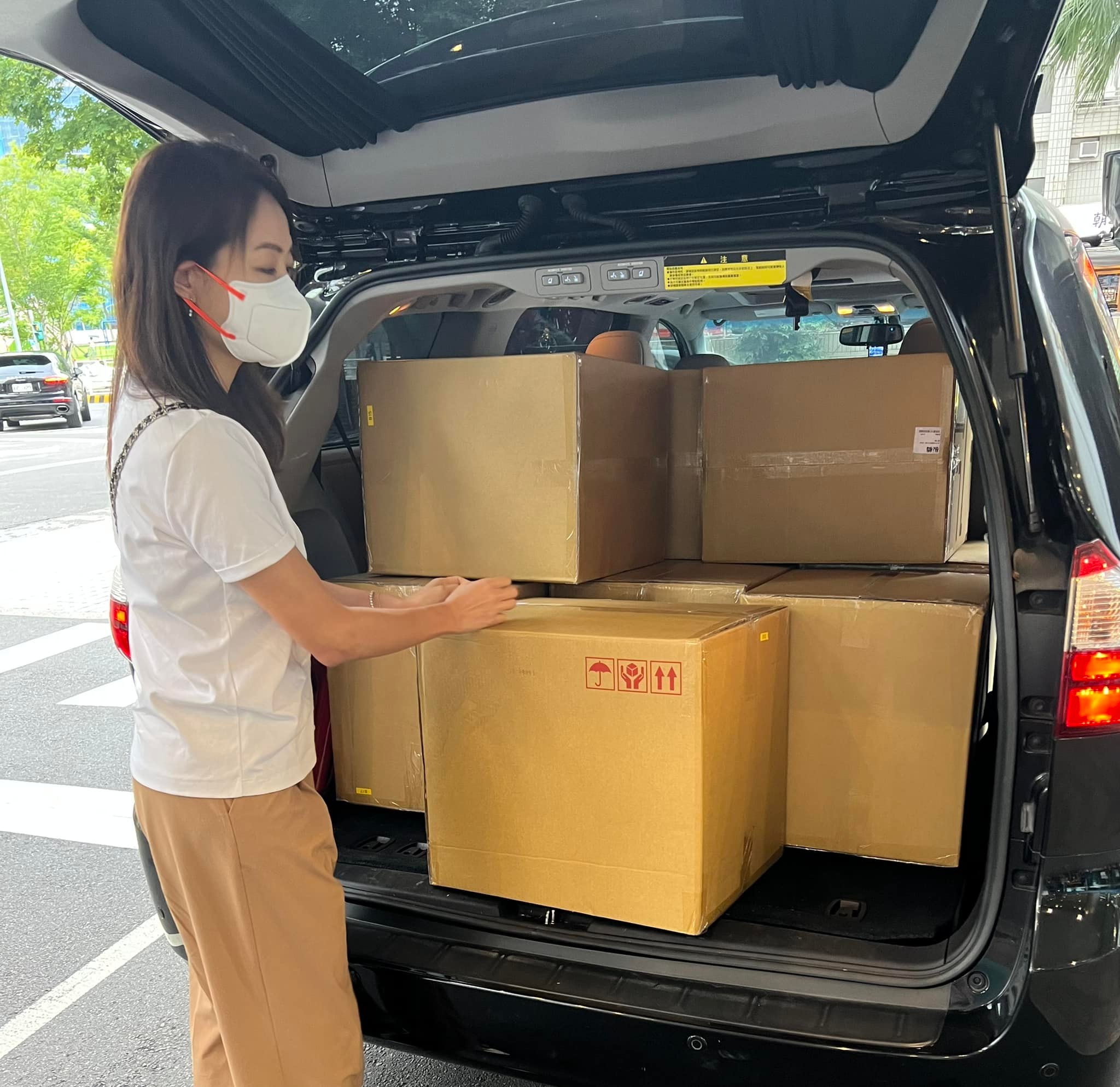 賈永婕親送N95口罩到北醫給醫護人員。（圖／翻攝自賈永婕臉書）