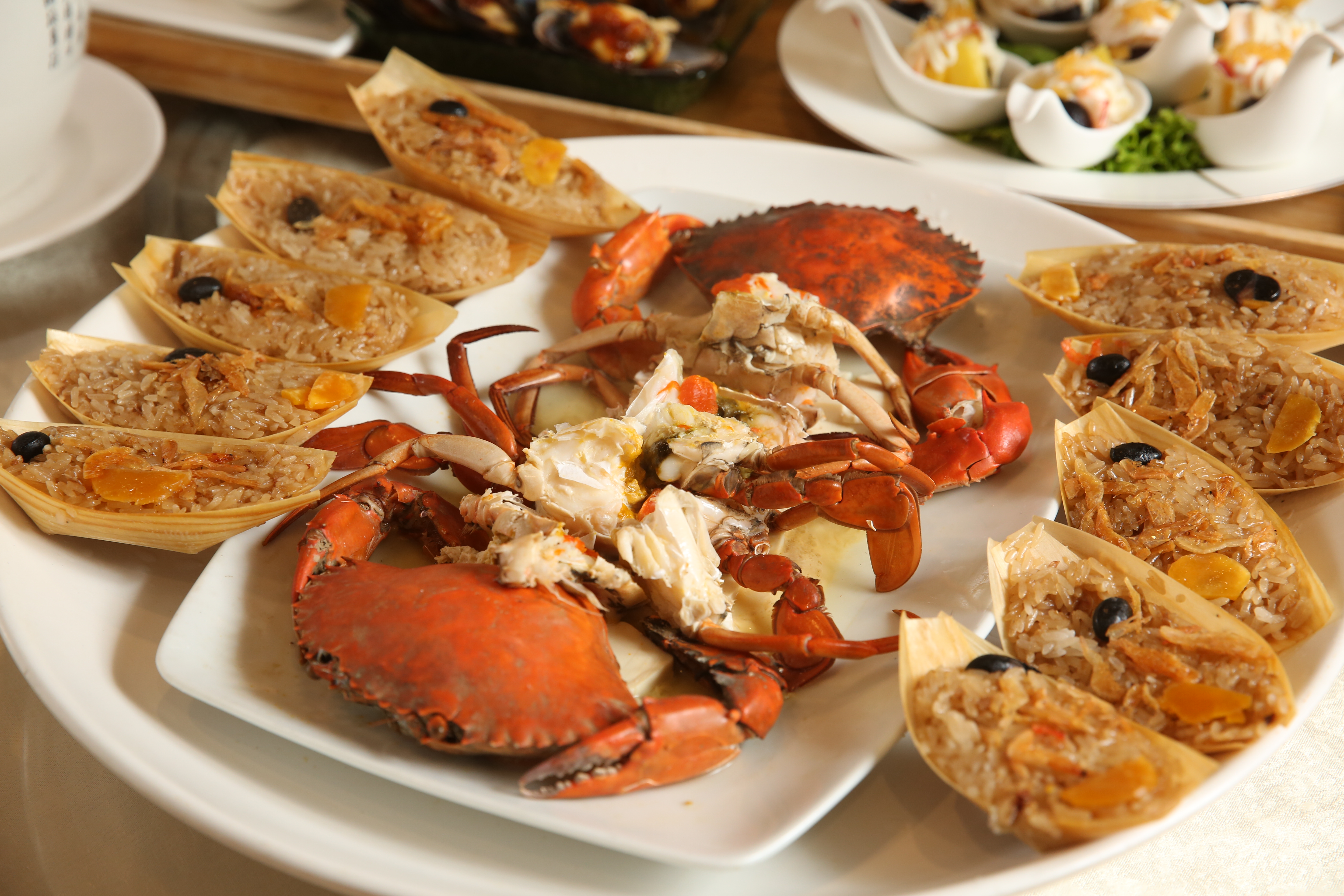 以礁溪大塭養殖紅蟳做成的「紅蟳米糕」，飽滿蟳肉讓人吃得過癮。（10人份、6,000元套餐菜色）