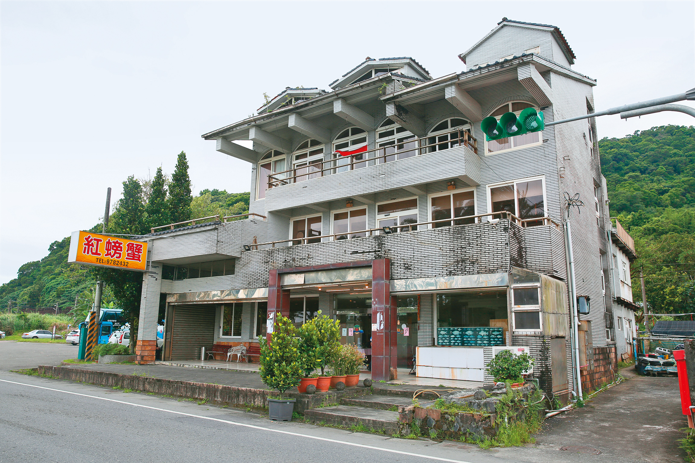 位在濱海公路旁的「紅螃蟹海鮮餐廳」，旁邊有免費停車場，十分方便。