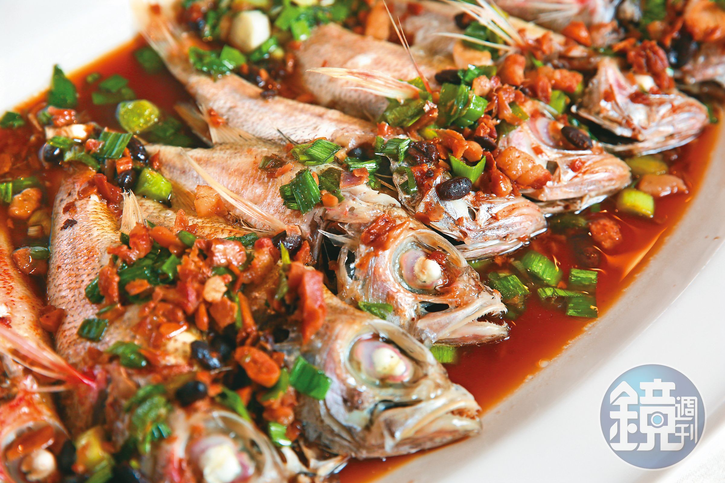 以東北角特產海魚料理的「豆豉蒸紅喉」，鮮甜美味。（10人份、6,000元套餐菜色）