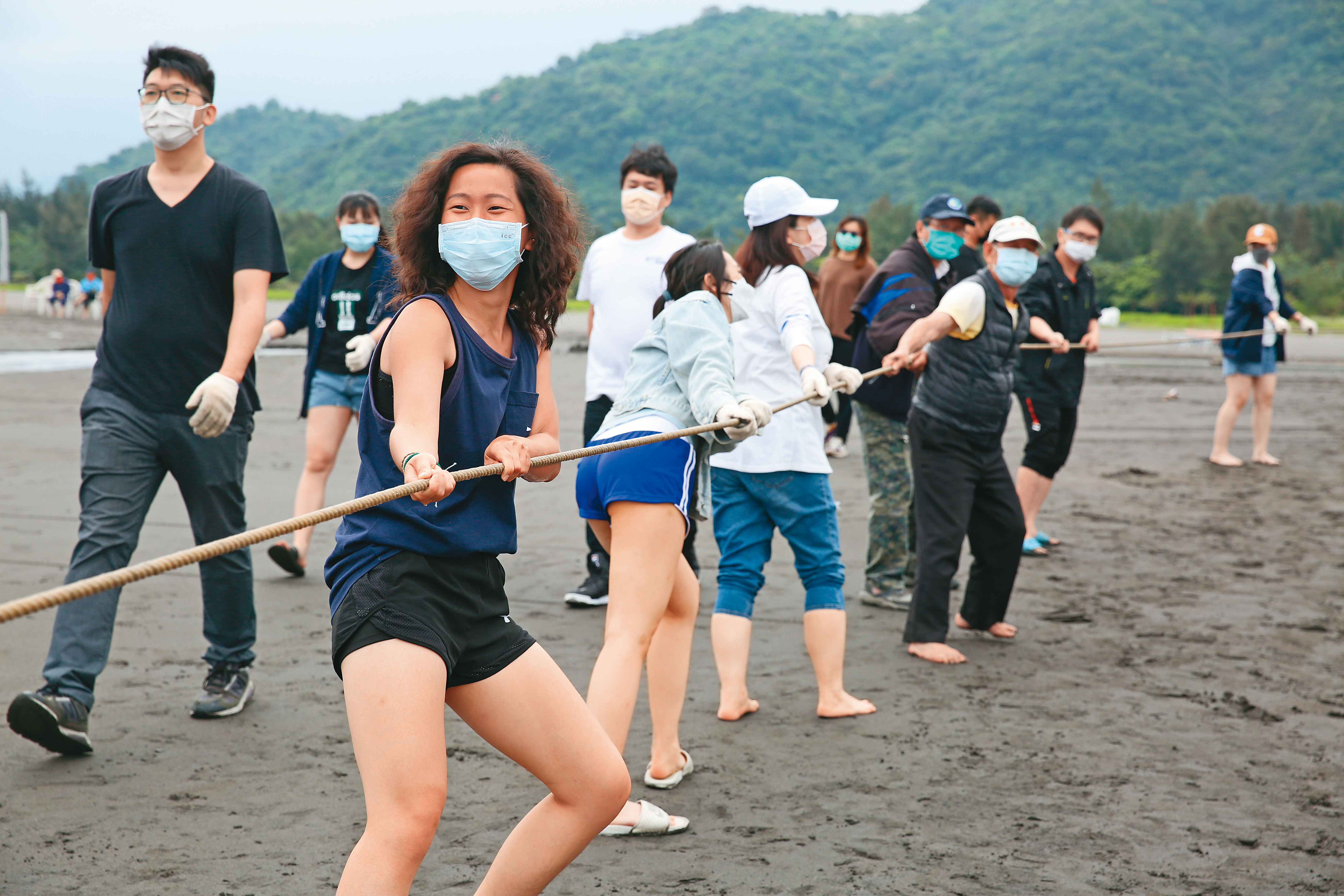 體驗牽罟時，大家一起合力拉繩往後走，慢慢進行收網動作。