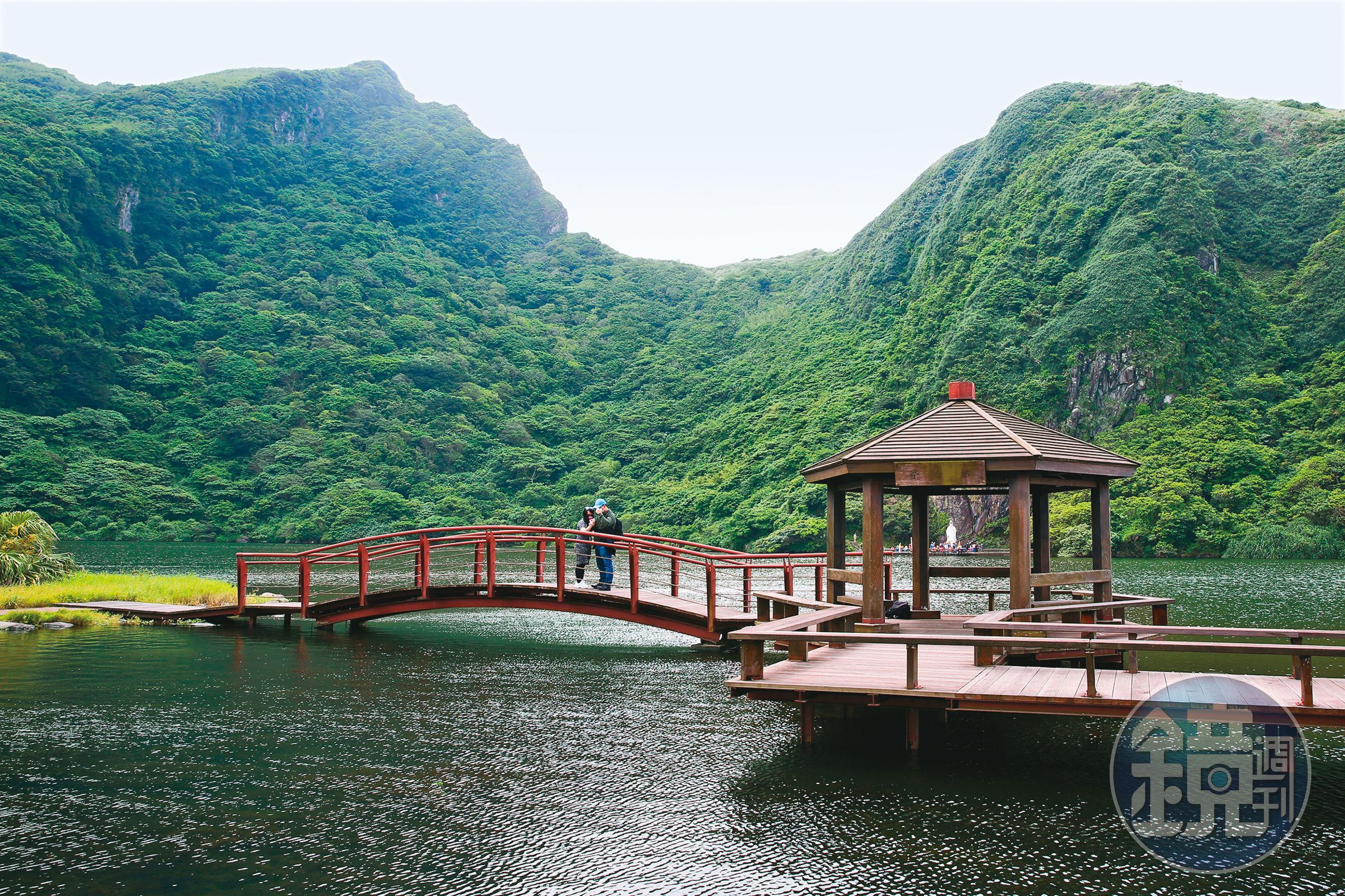 龜山島上規畫有環湖步道，風景幽靜。