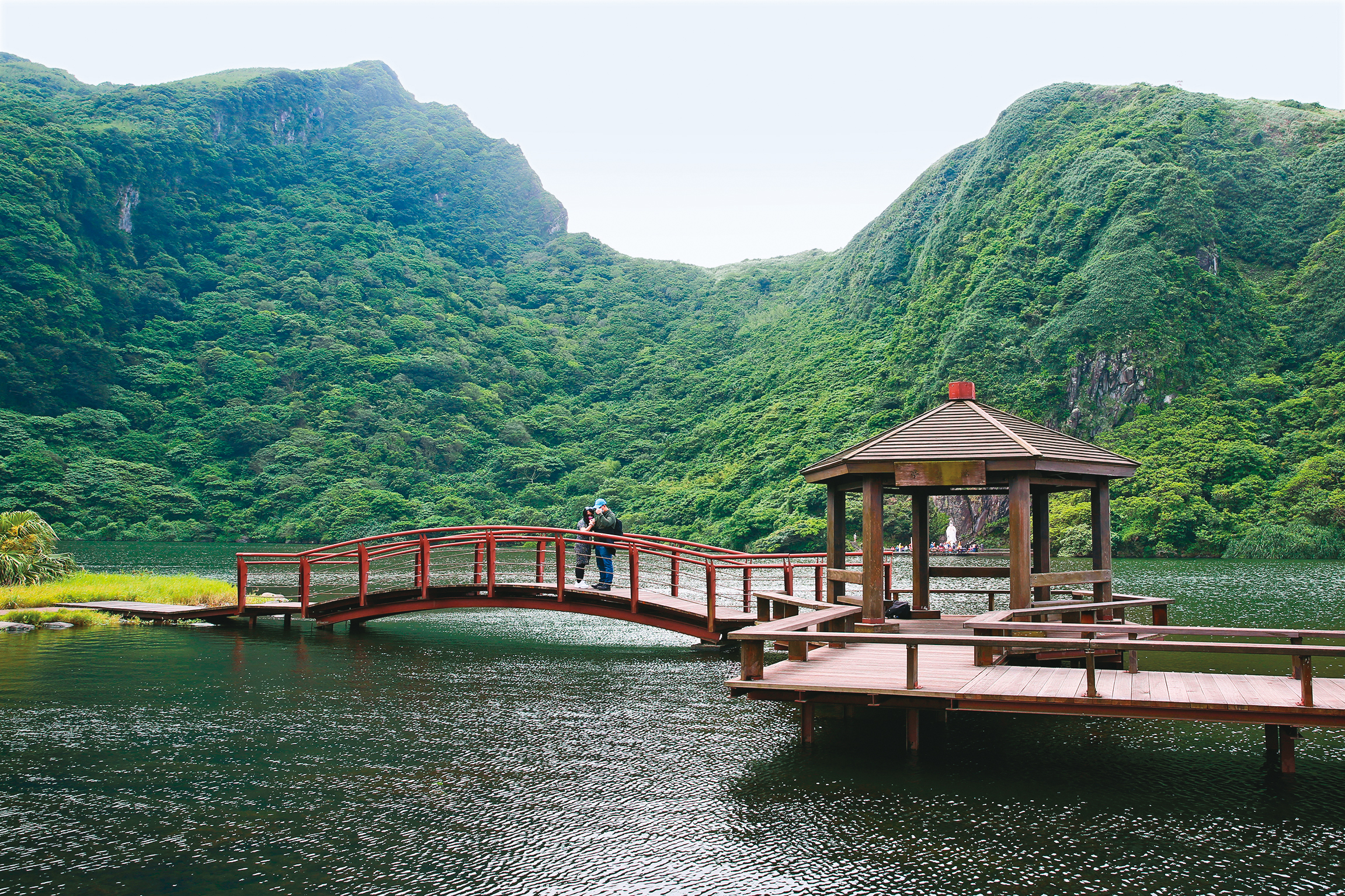 龜山島上規畫有環湖步道，風景幽靜。