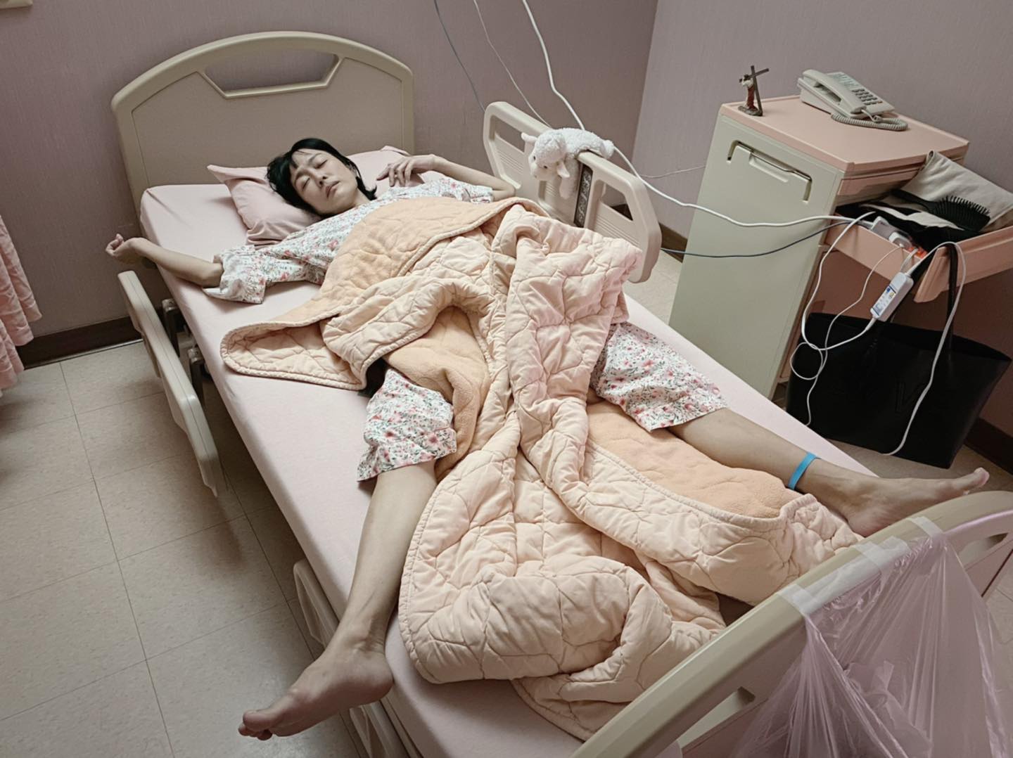 唐玲分享自己開完刀無力的模樣。（翻攝臉書）