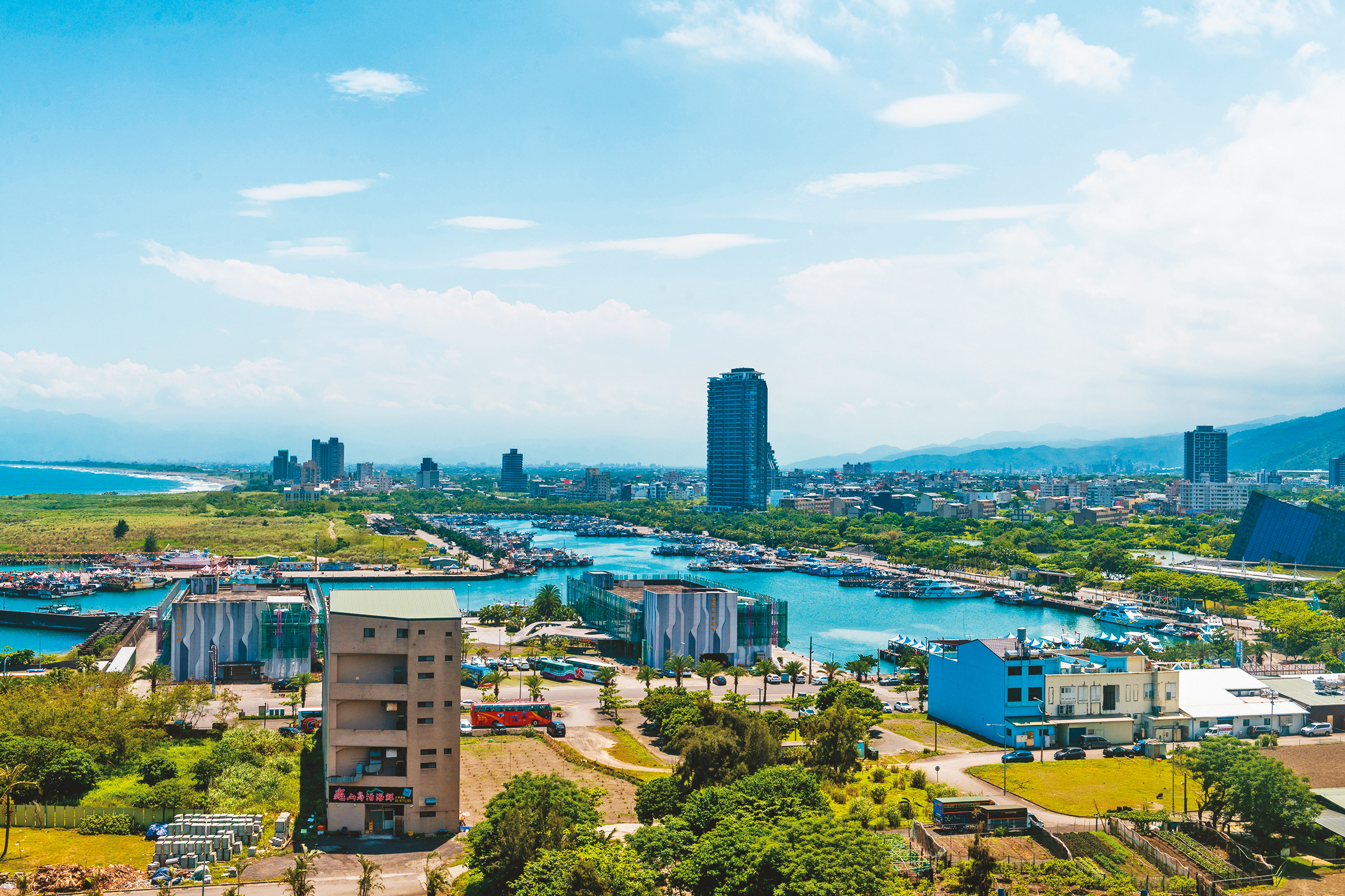 站在OA Hotel頂樓，可360度、居高飽覽頭城山海美景。