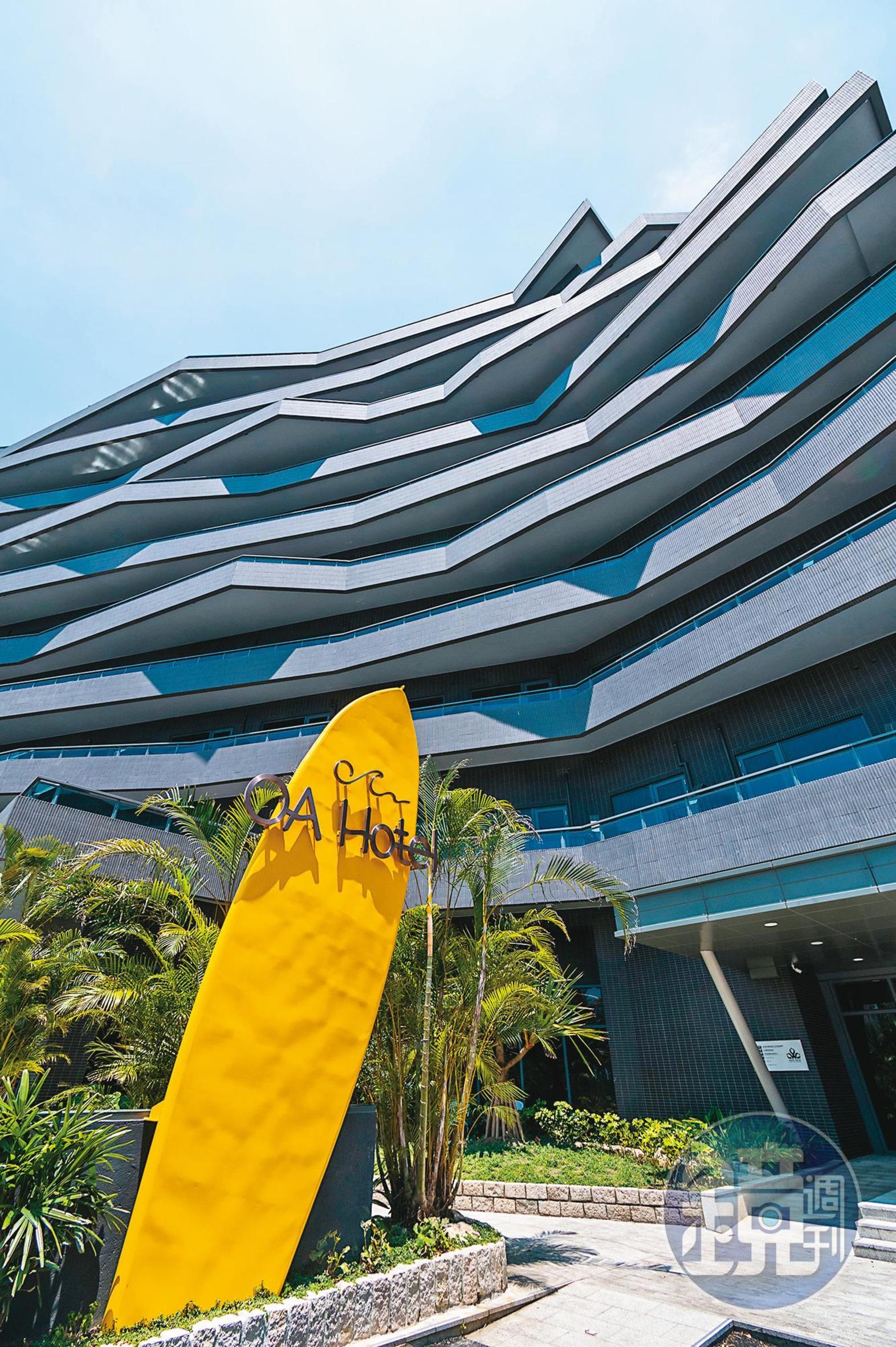 以烏石為發想的「OA HOTEL」，外觀以層層黑色磚瓦堆疊。