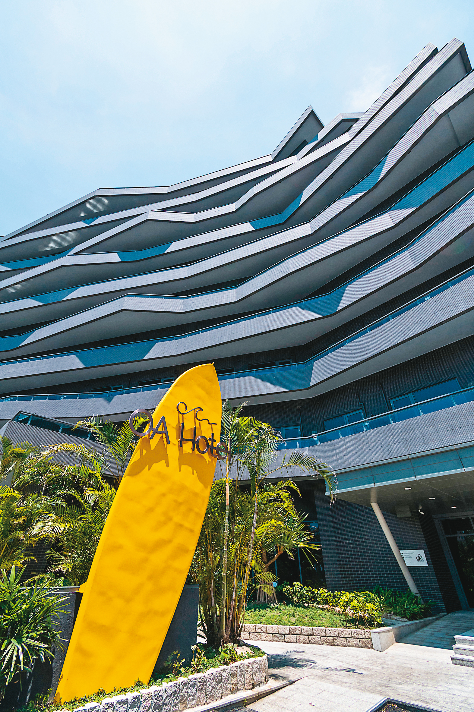 以烏石為發想的「OA HOTEL」，外觀以層層黑色磚瓦堆疊。