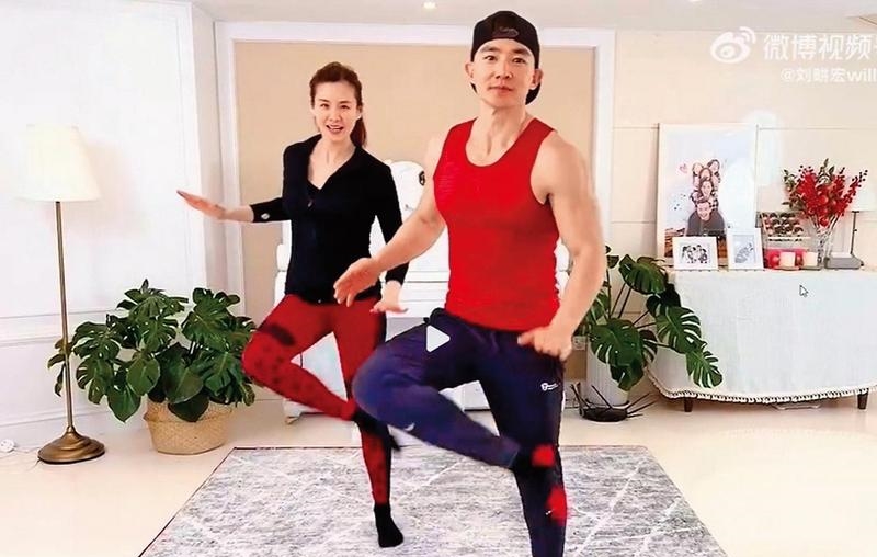 劉畊宏（右）與王婉霏（左）夫妻直播大跳自創的「毽子操」在對岸爆紅，兩人的互動相當討喜。（翻攝自劉畊宏微博）