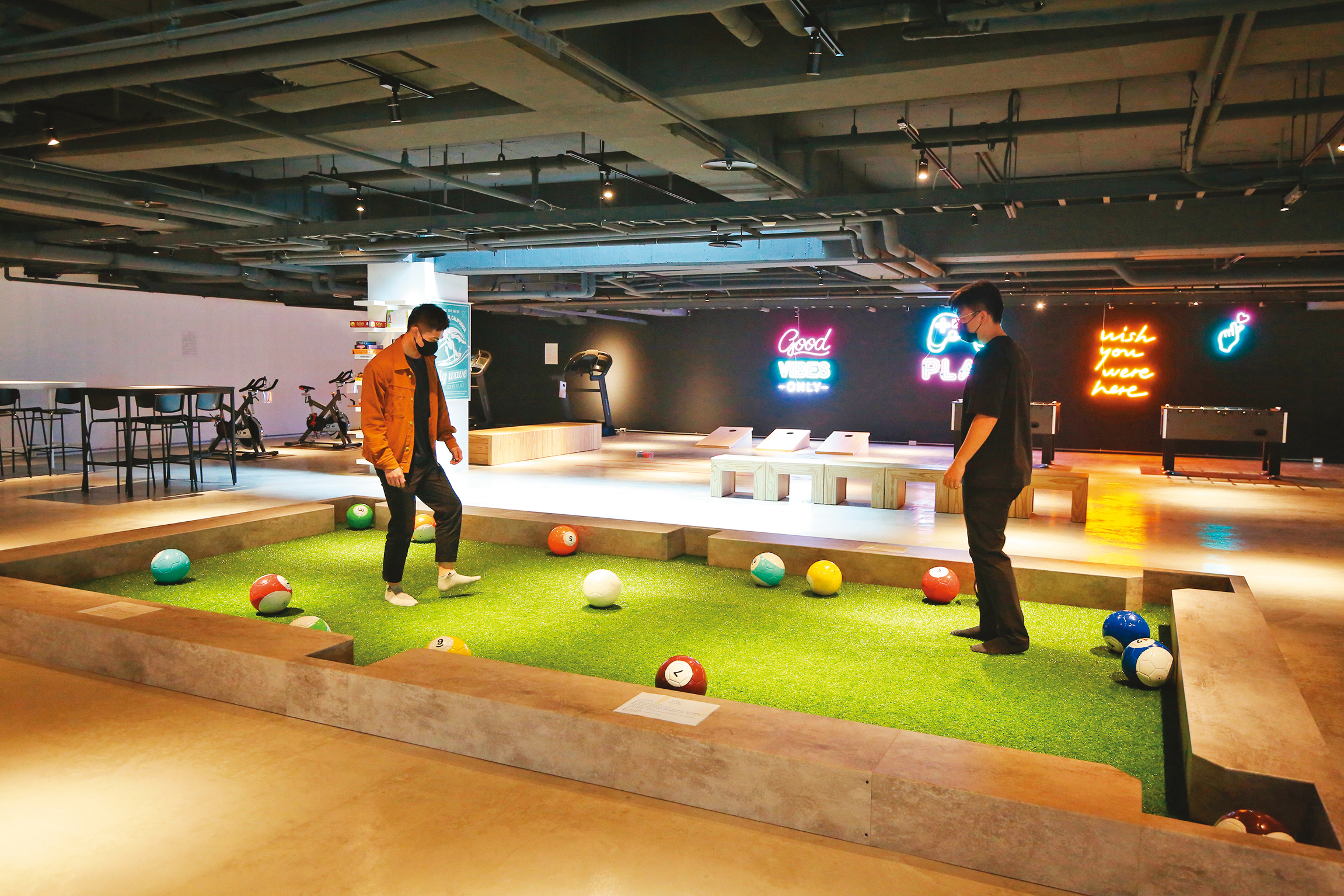 位在飯店地下室的「O Bay PLAY愛玩不完」，提供房客多樣化的娛樂設施。