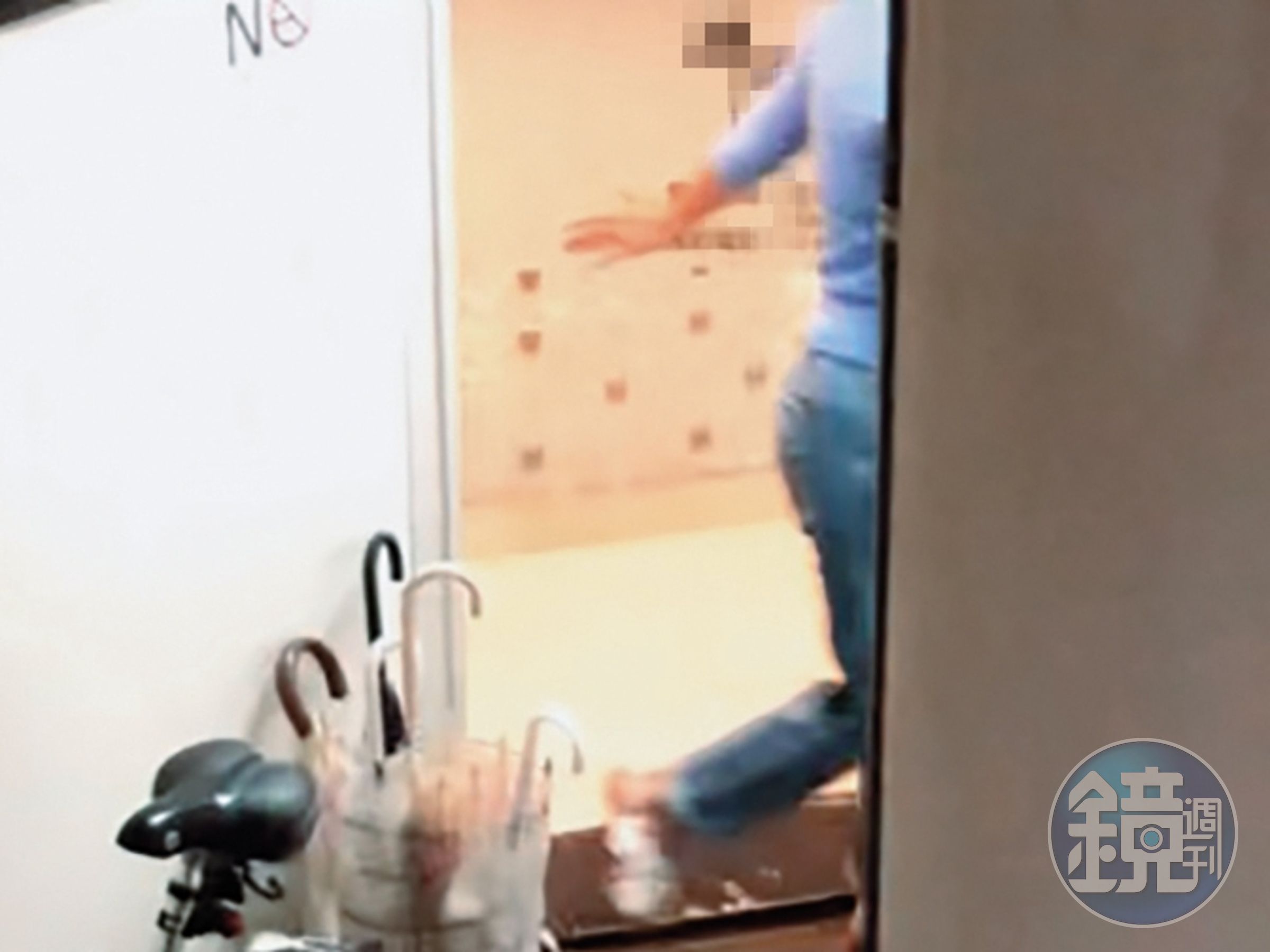 15:58 歷經一個多小時，李蒨蓉結束後速速離開診所，沒有多停留。