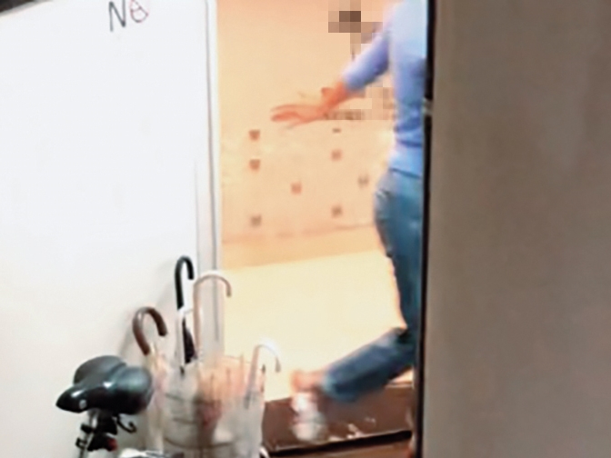 15:58 歷經一個多小時，李蒨蓉結束後速速離開診所，沒有多停留。