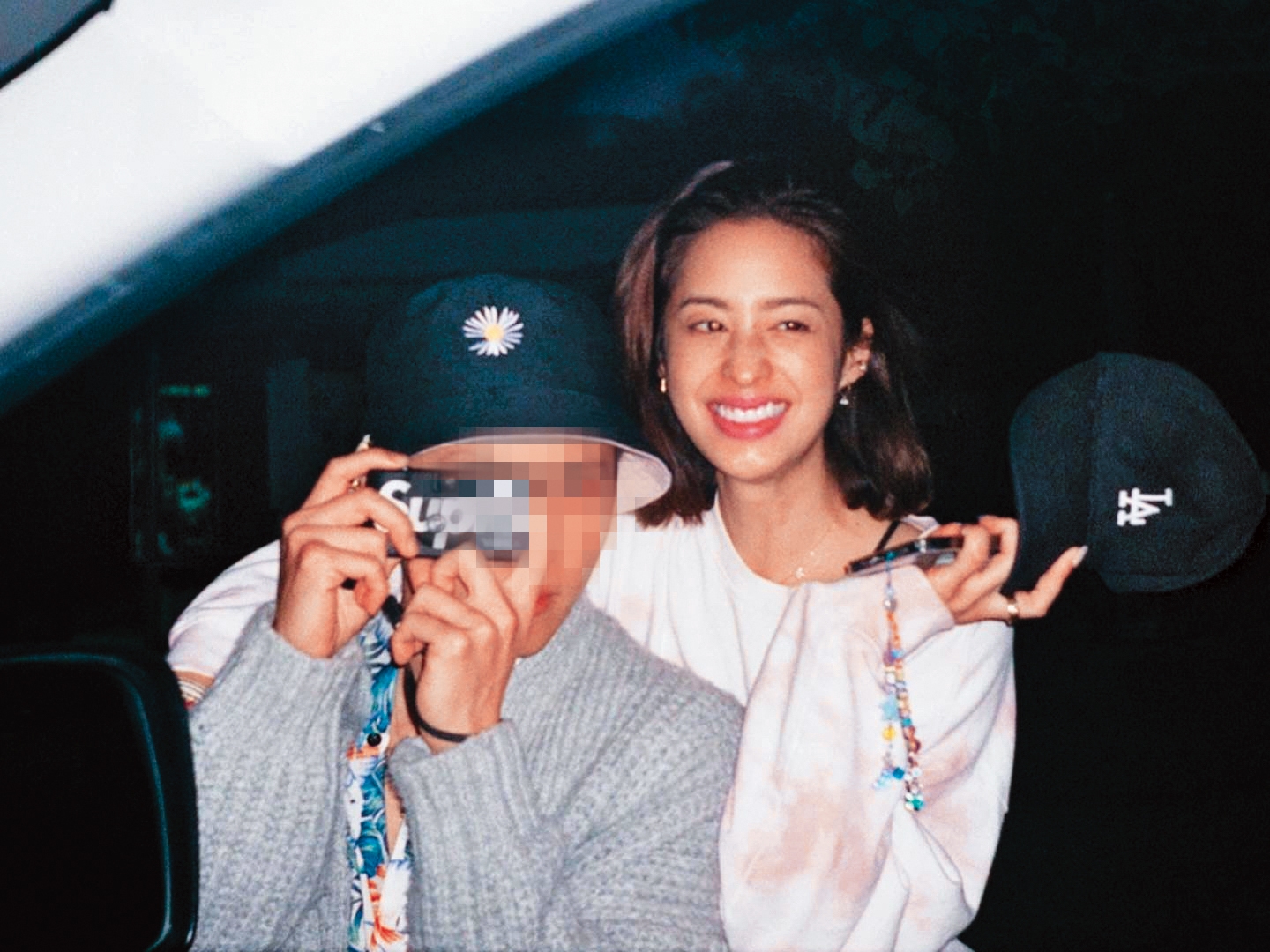 莫允雯（右）與周姓富二代（左）做出情侶擺拍姿勢，看上去相當登對。（翻攝自twerkithou IG）