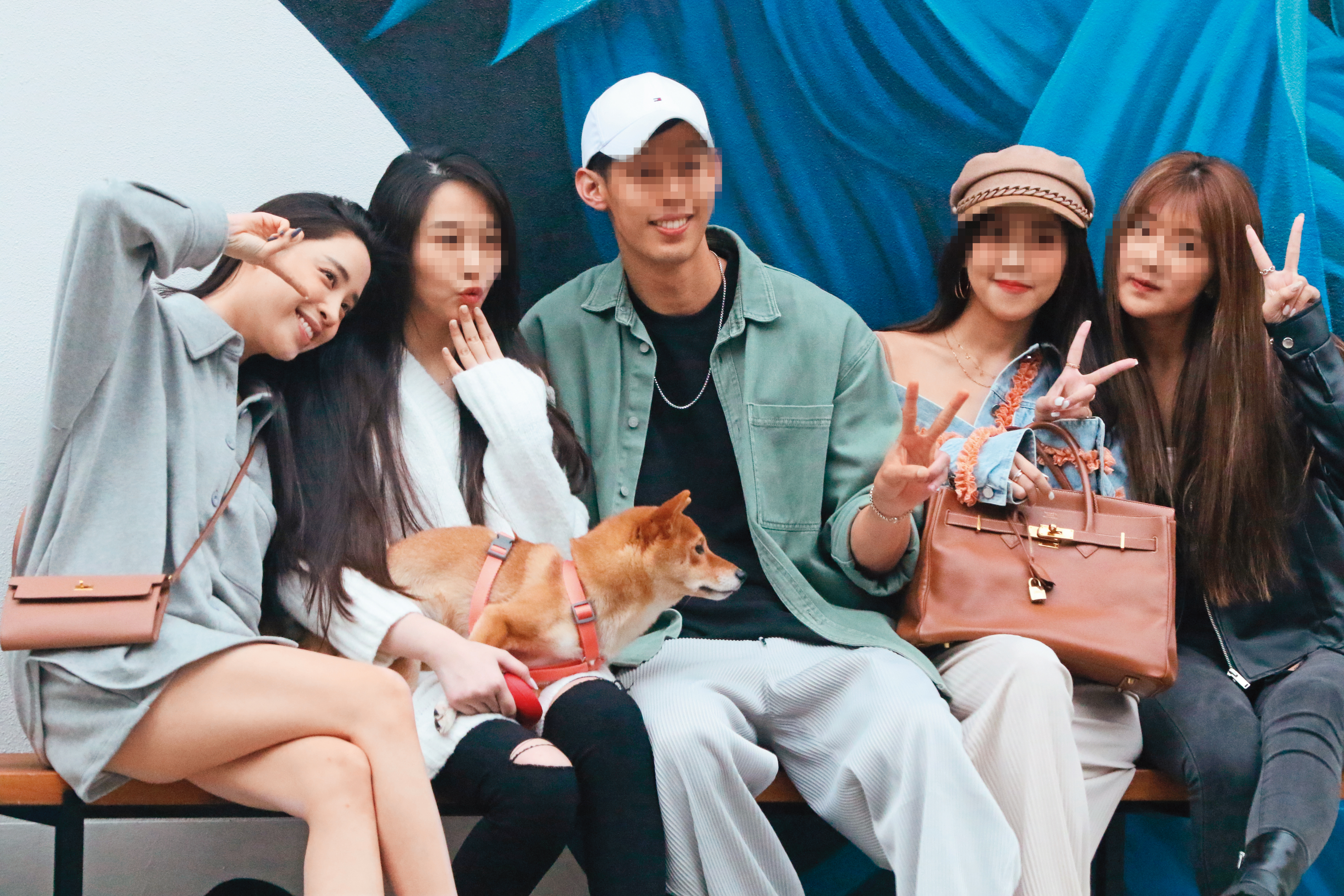 不僅中生代藝人，歐陽妮妮（左一）也是莫允雯新歡朋友餐廳的貴客，當天她拍了不少照片。