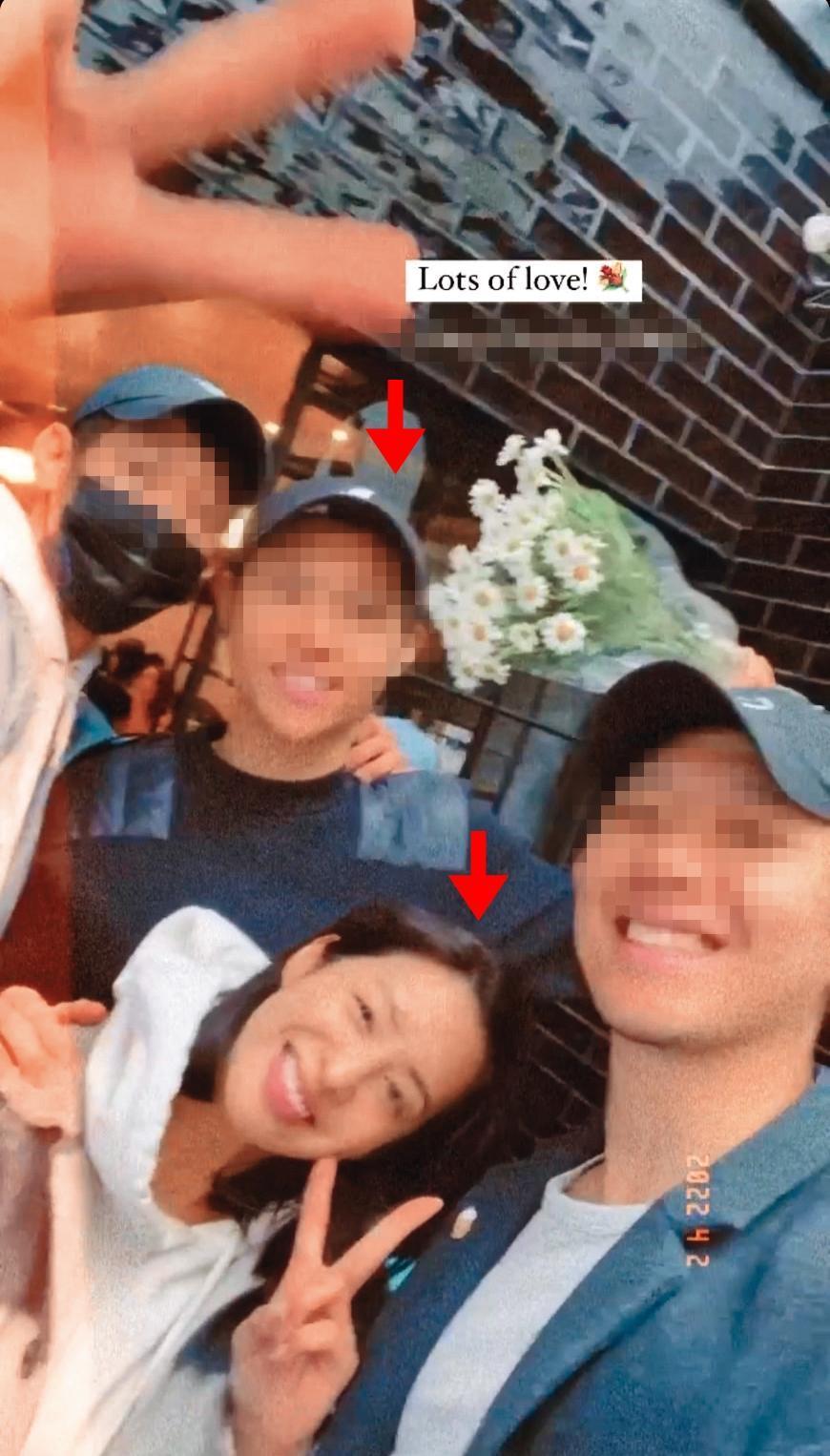 不久前的IG限時動態，莫允雯與周姓富二代親暱合照，共同朋友也覺得兩人可能有譜。（翻攝自莫允雯IG）