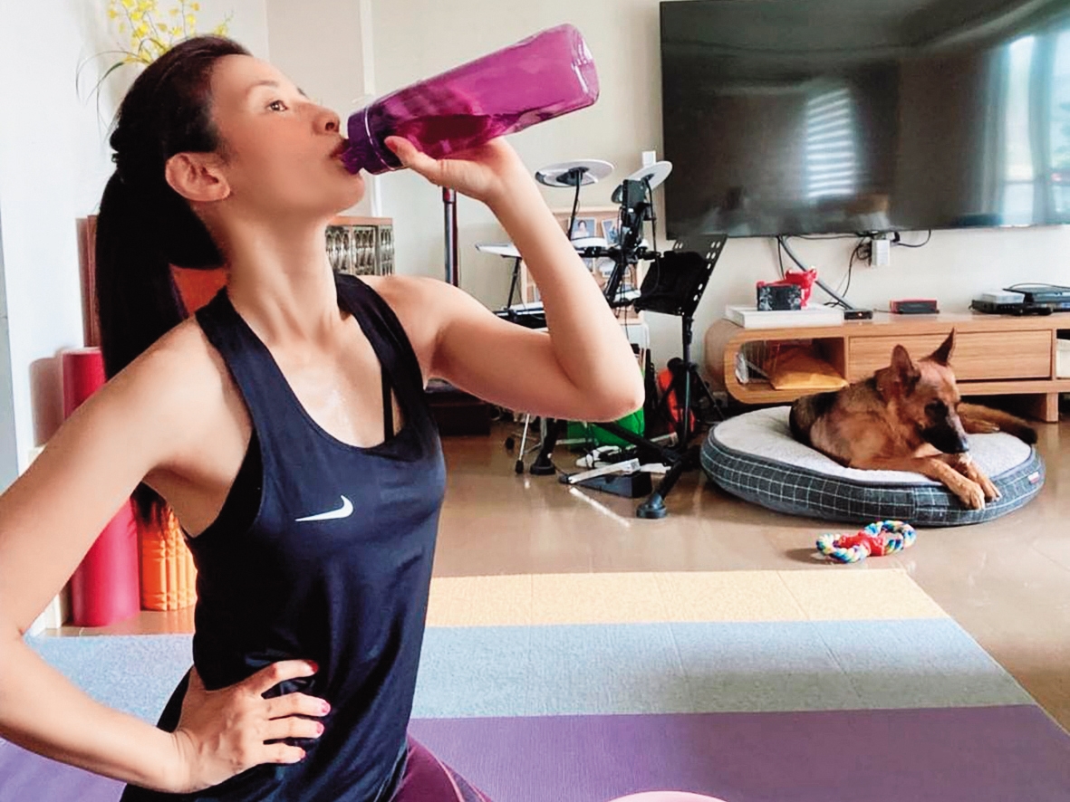 其實李蒨蓉一直都給人賣力維持身材的熟女印象，因此求助診所反而有種反差萌感。（翻攝自李蒨蓉IG）