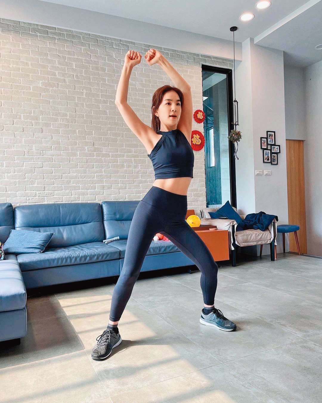 Ella在家跳Zumba,練出川字肌,Respect!(翻攝自Ella IG)