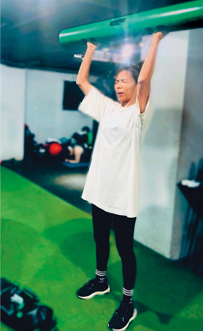夏于喬運動時「一臉屎面」,她疑惑為何網美能一邊運動,一邊做好表情管理?(翻攝自夏于喬IG)