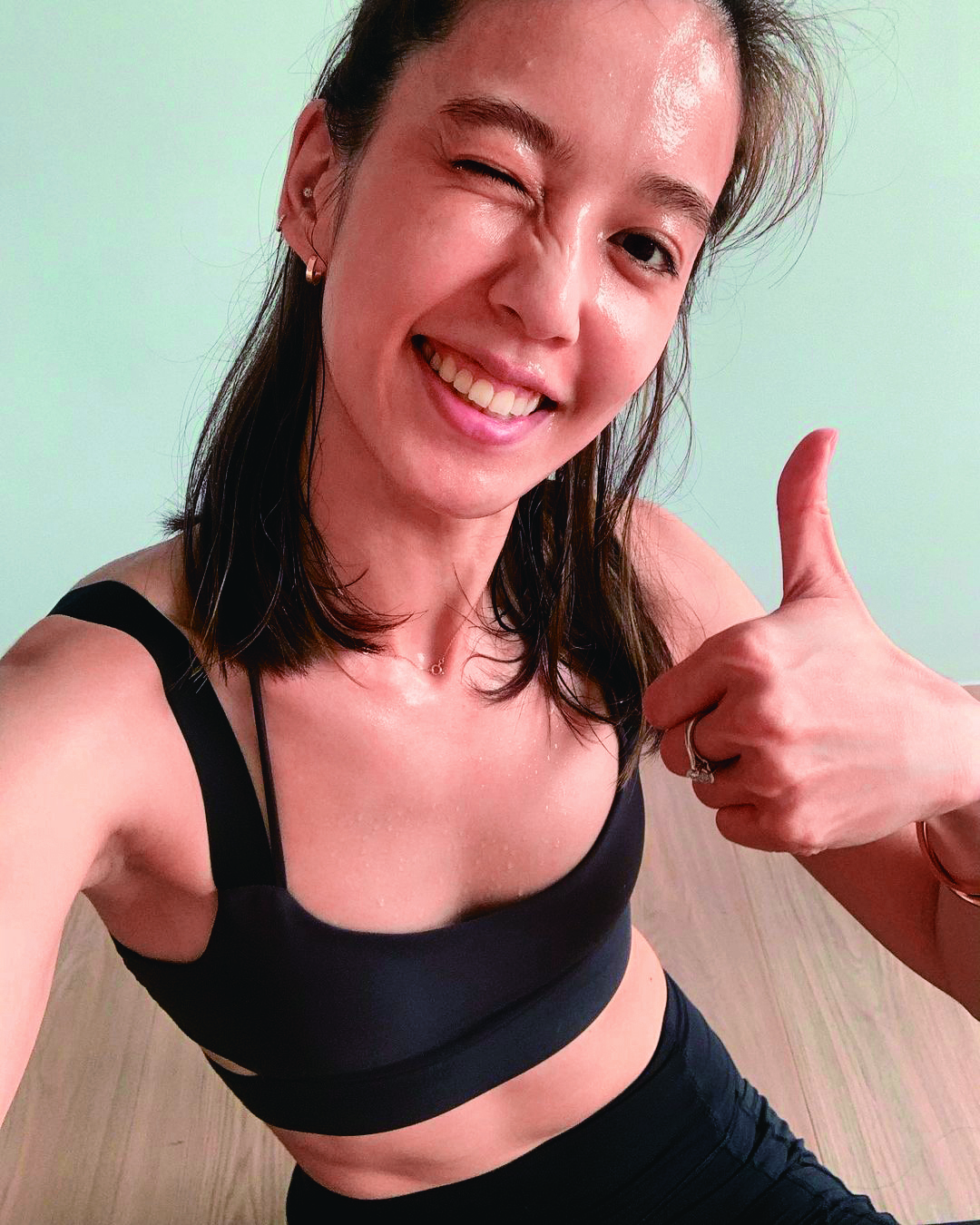 陳庭妮居隔期在家勤做運動,汗流浹背高喊:「期待我滿血回歸吧!」(翻攝自陳庭妮IG)