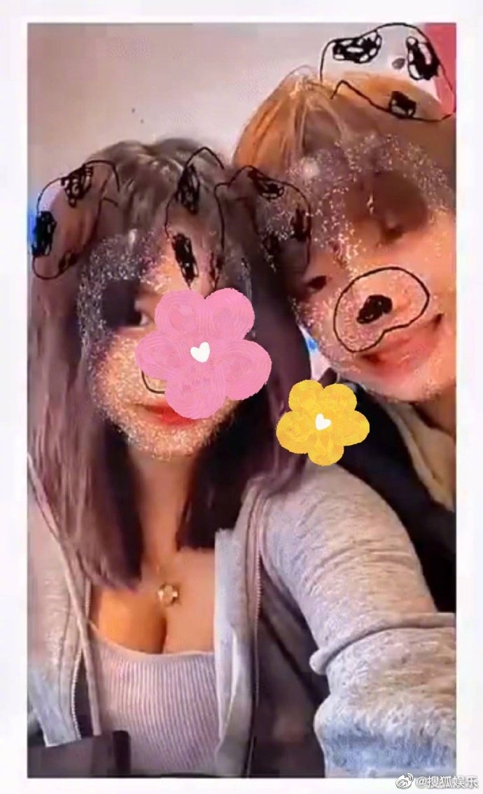 網友批評天天未成年不該網戀,也對女孩的衣著過度暴露有意見。(網路圖片)