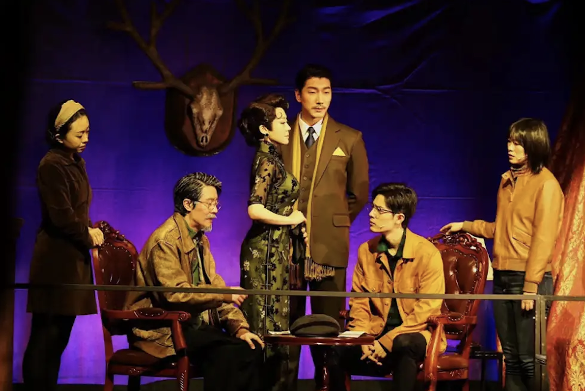 張亮(右三)是模特兒出身,在《爸爸去哪兒》後跨足演戲,近年還參與舞台劇演出。(網路圖片)