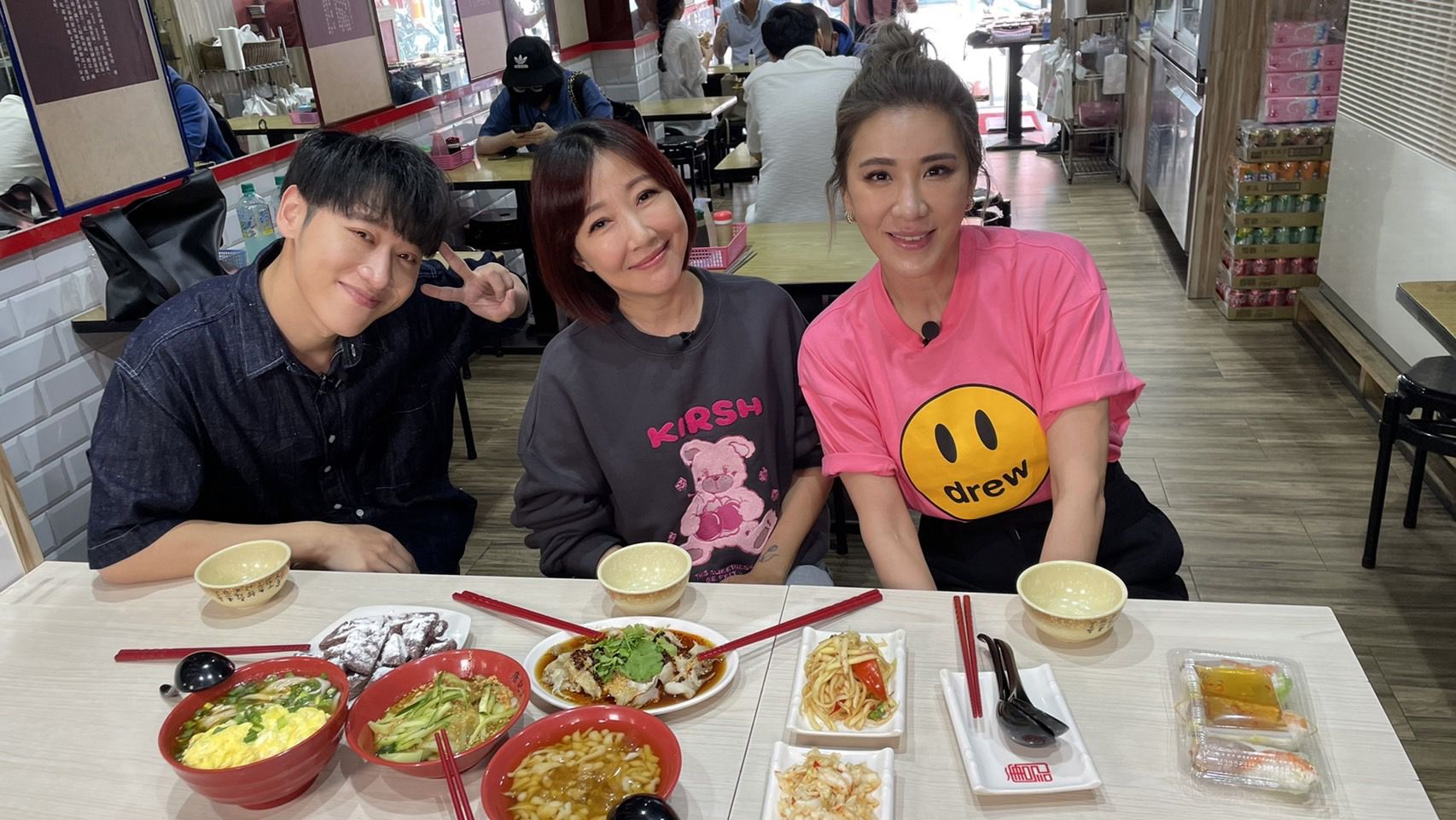 余皓然帶小禎與小賴一起到中壢尋找美食。（TVBS提供）