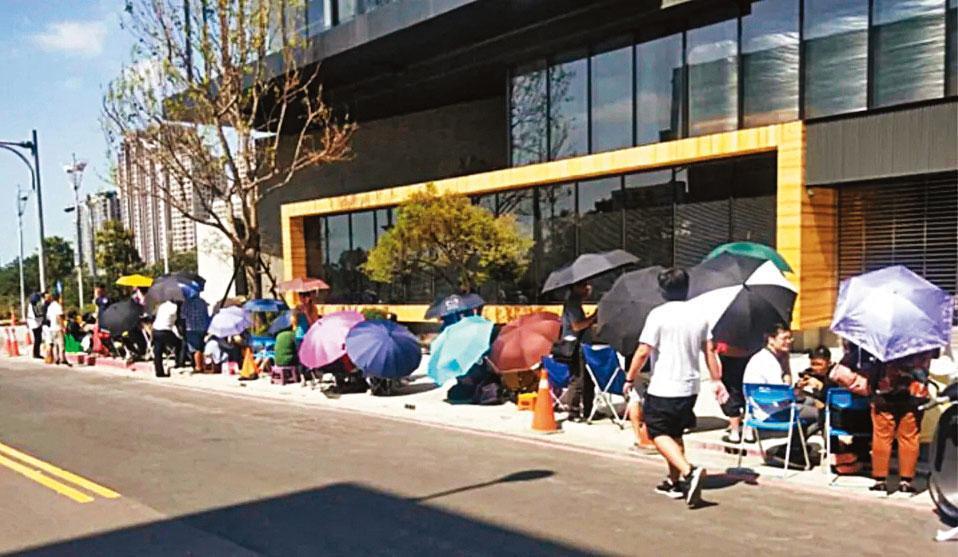 過去2年房市屢見排隊買房奇景,這種盛況今年恐難再現。(翻攝PTT)