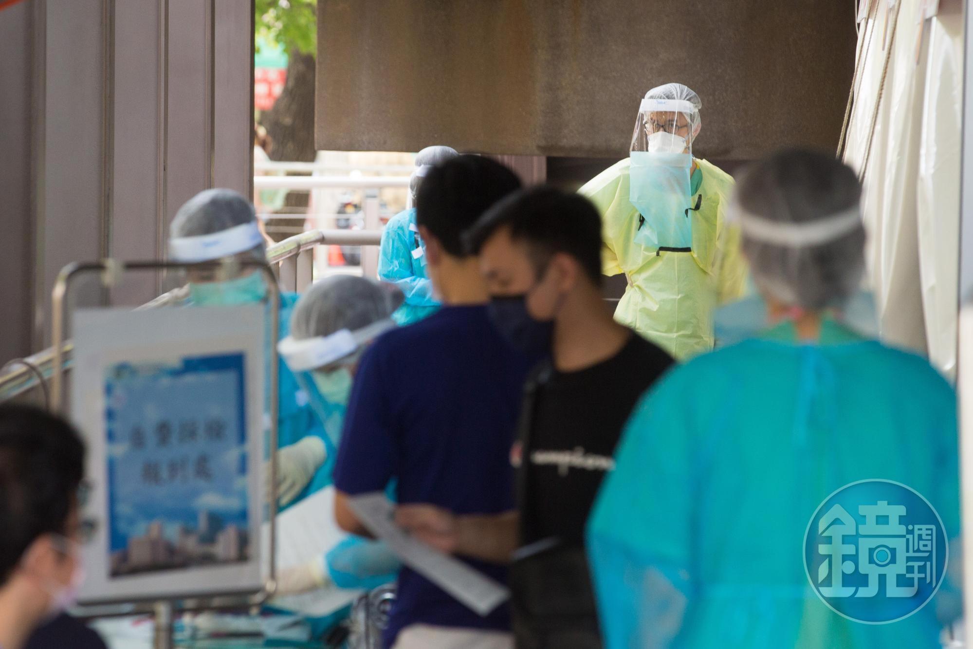 一名網友表示，他快篩陽性原本要到醫院做PCR，沒想到老闆知道後卻痛罵他一頓。（示意圖非當事人，本刊資料照）