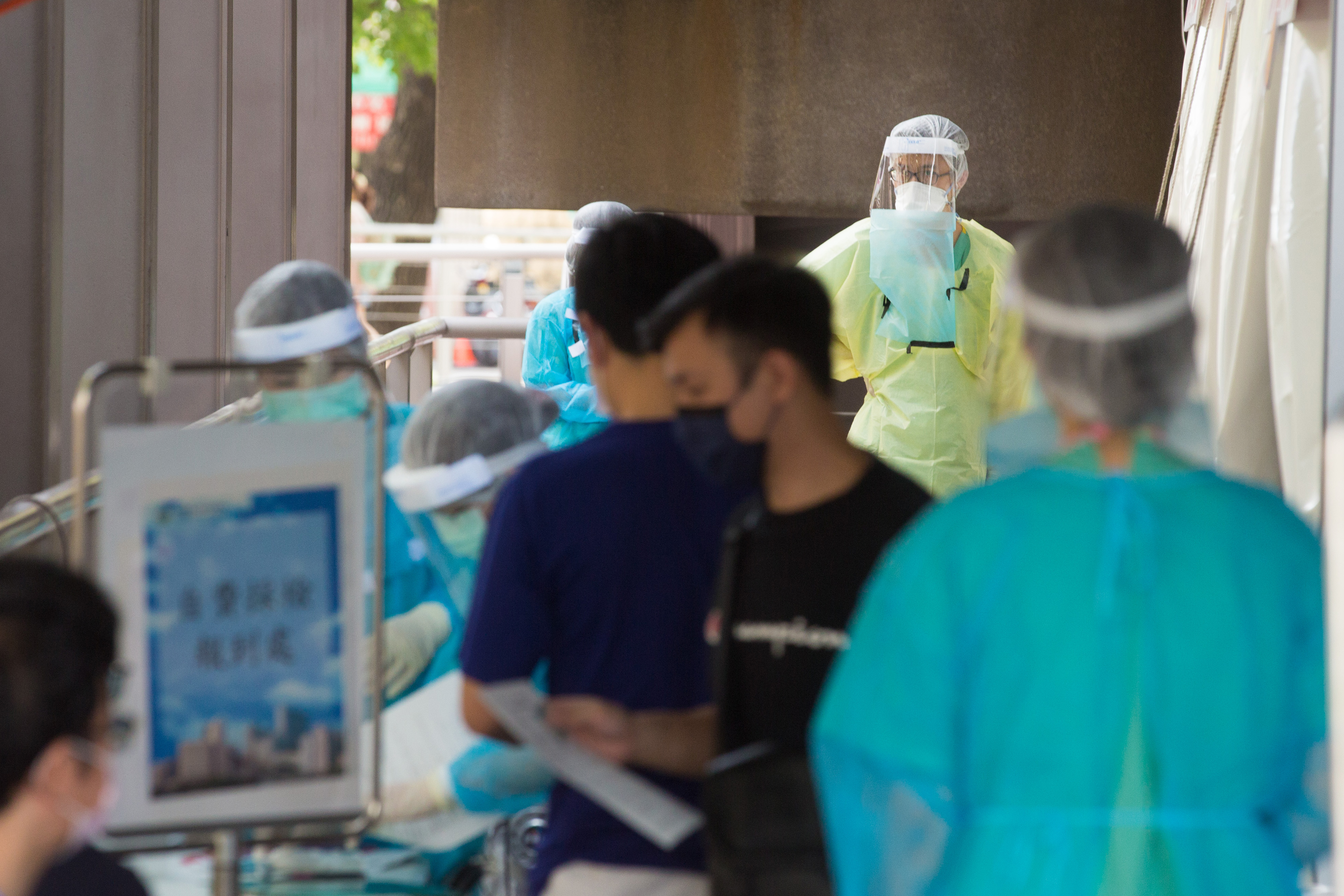 民眾為了申請理賠，蜂擁至醫院採檢要求開立醫師診斷書。（示意圖，本刊資料照）