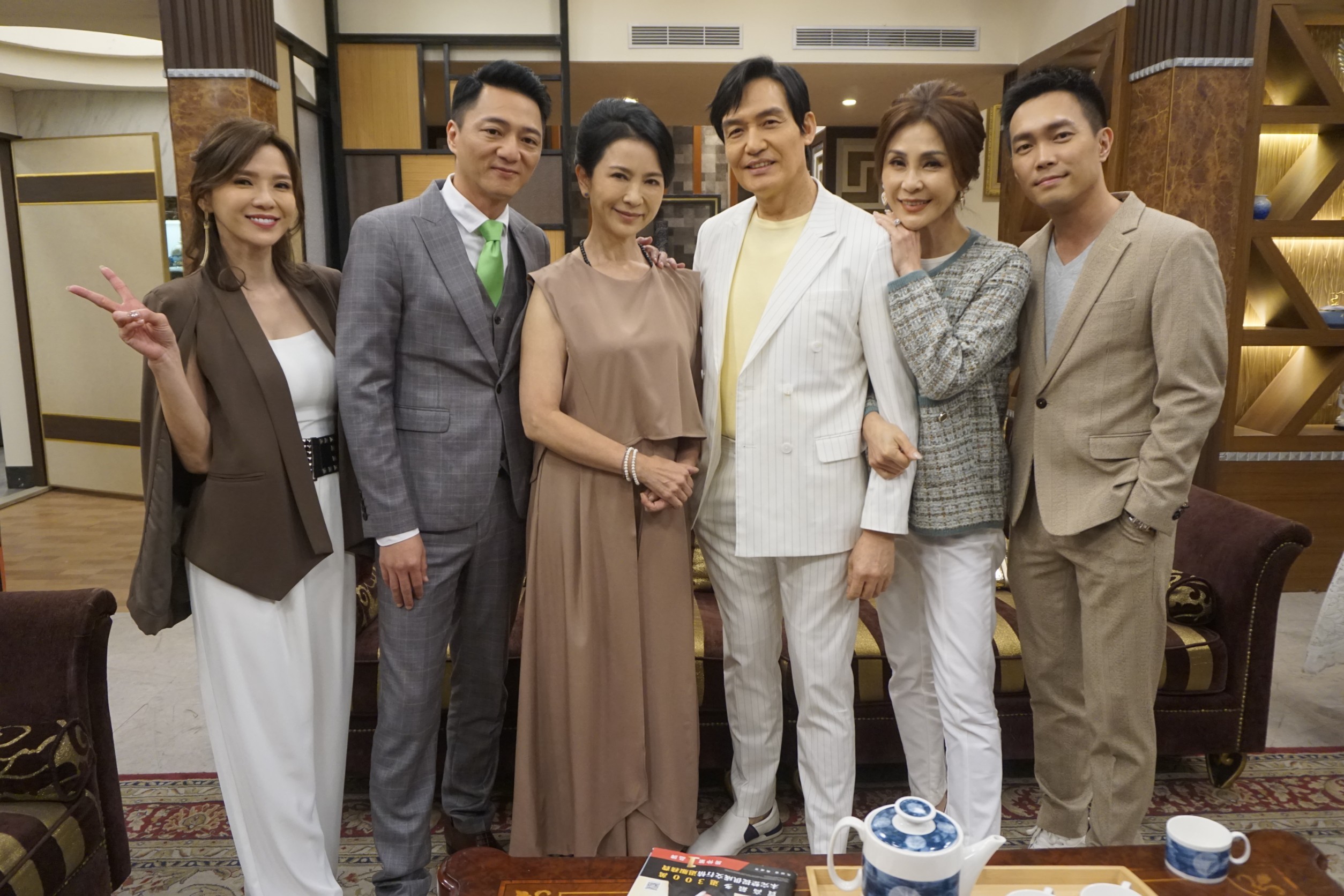 《黃金歲月》張家大家族，左起胡嘉愛、藍葦華、張倩、霍正奇、梁佑南、許仁杰。（民視提供）