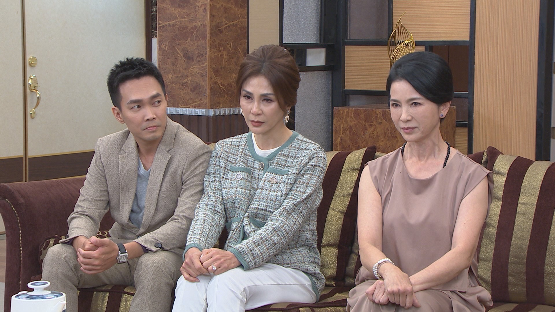 張倩（右）加入《黃金歲月》跟小老婆梁佑南（中）有正面交鋒的對手戲。左一為許仁杰。（民視提供）